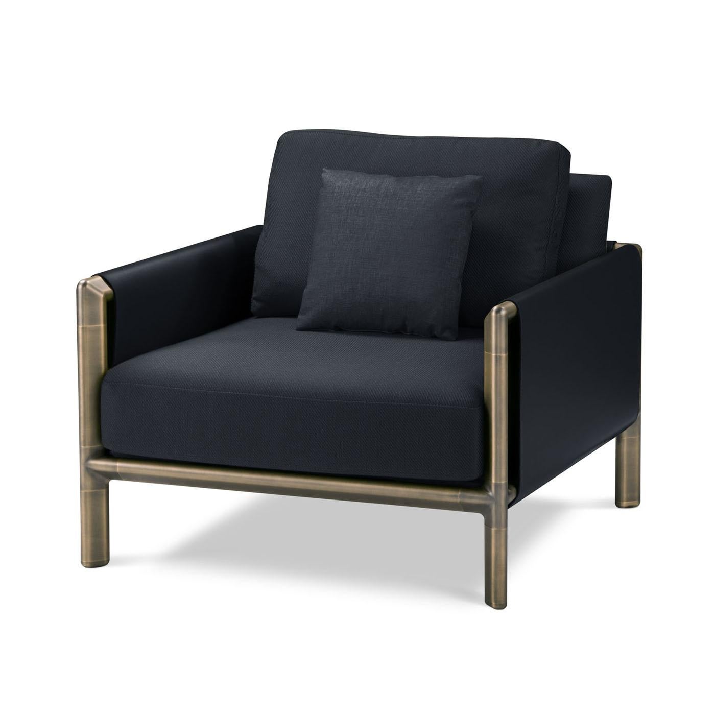 Le fauteuil Frame vous invite à prendre un moment de détente avec un design chaleureux et élégant. Fabriqué en aluminium bruni, le cadre est une pièce robuste et solide qui se marie parfaitement avec l'assise et le dossier rembourrés en cuir.