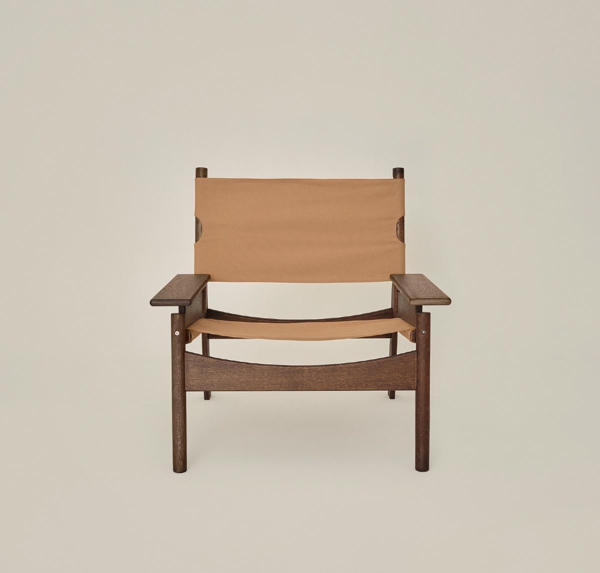 Frame Lounge Chair ist ein von skulpturalen Formen inspiriertes Sitzmöbel mit einem breiteren und niedrigeren Design, das demjenigen, der sich darauf niederlässt, das Gefühl eines Kokons vermittelt.
Mit der Idee, einen gemütlichen Stuhl zu schaffen,