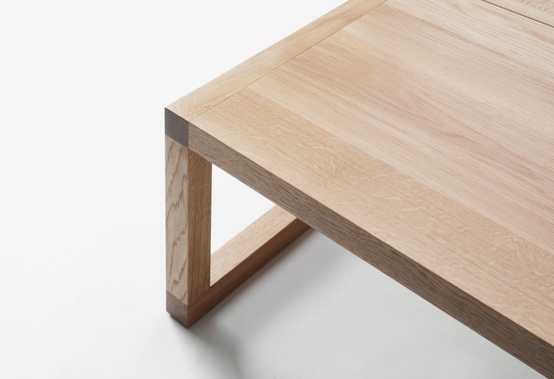 John Pawson’s dedication to an absolute clarity of form and proportion is unmistakable in the FRAME series dining and conference table. With FRAME LOW, this purity of form is extended to a new low version of the FRAME series, which can function