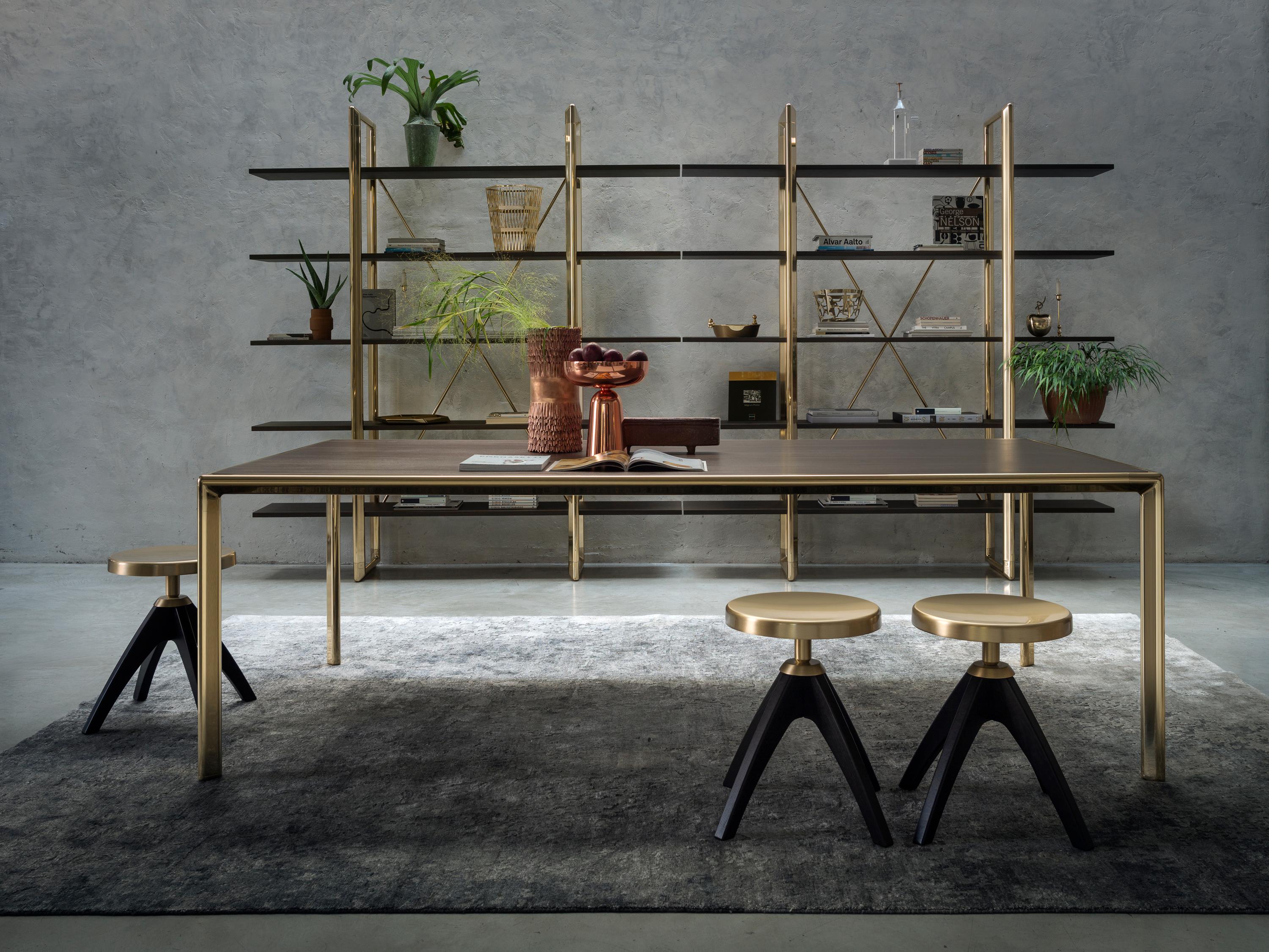 italien Table de salle à manger moyenne Frame avec plateau en marbre doré Calacatta et laiton brun bruni en vente