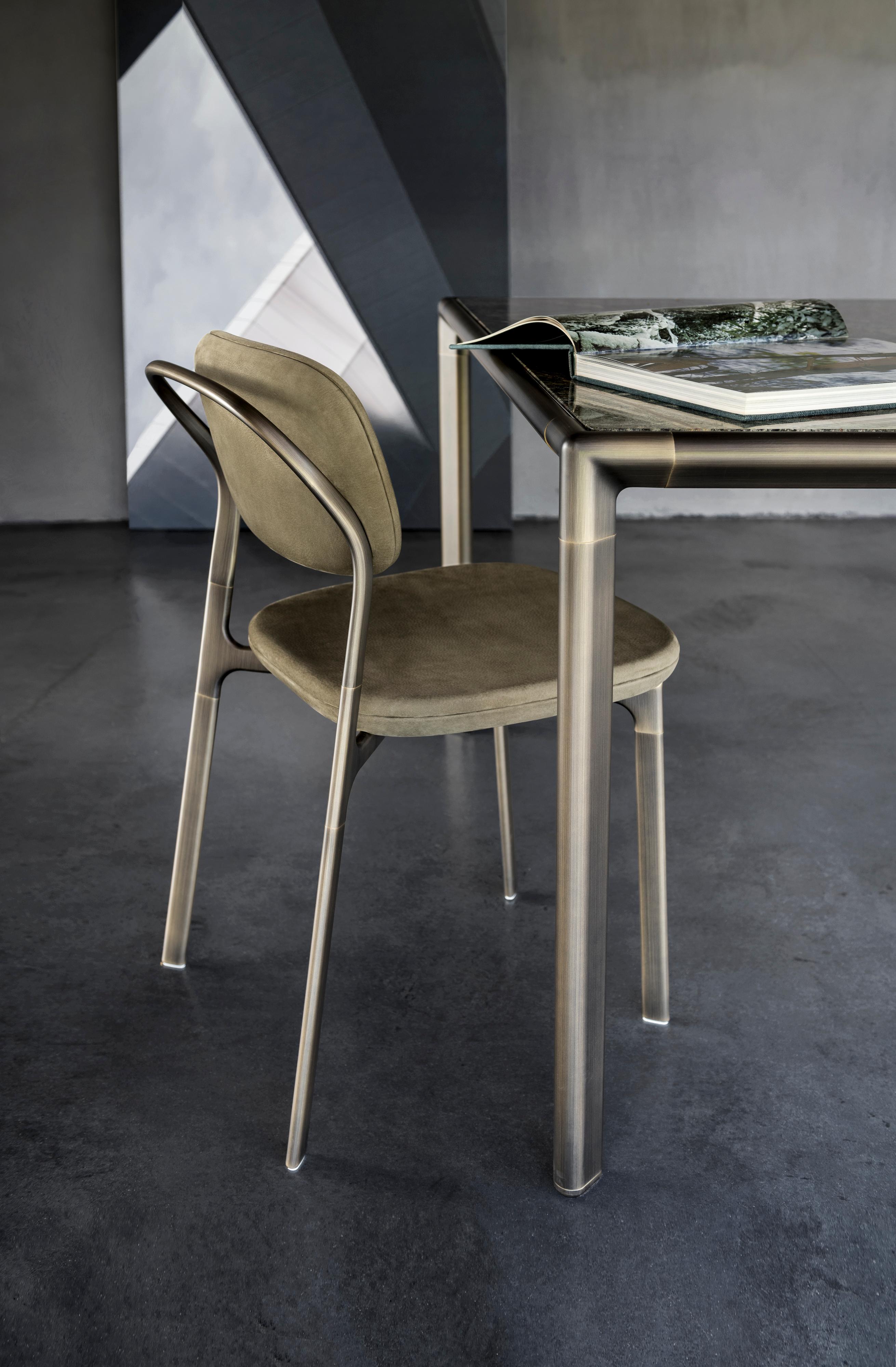 XXIe siècle et contemporain Table de salle à manger moyenne Frame avec plateau en marbre doré Calacatta et laiton brun bruni en vente