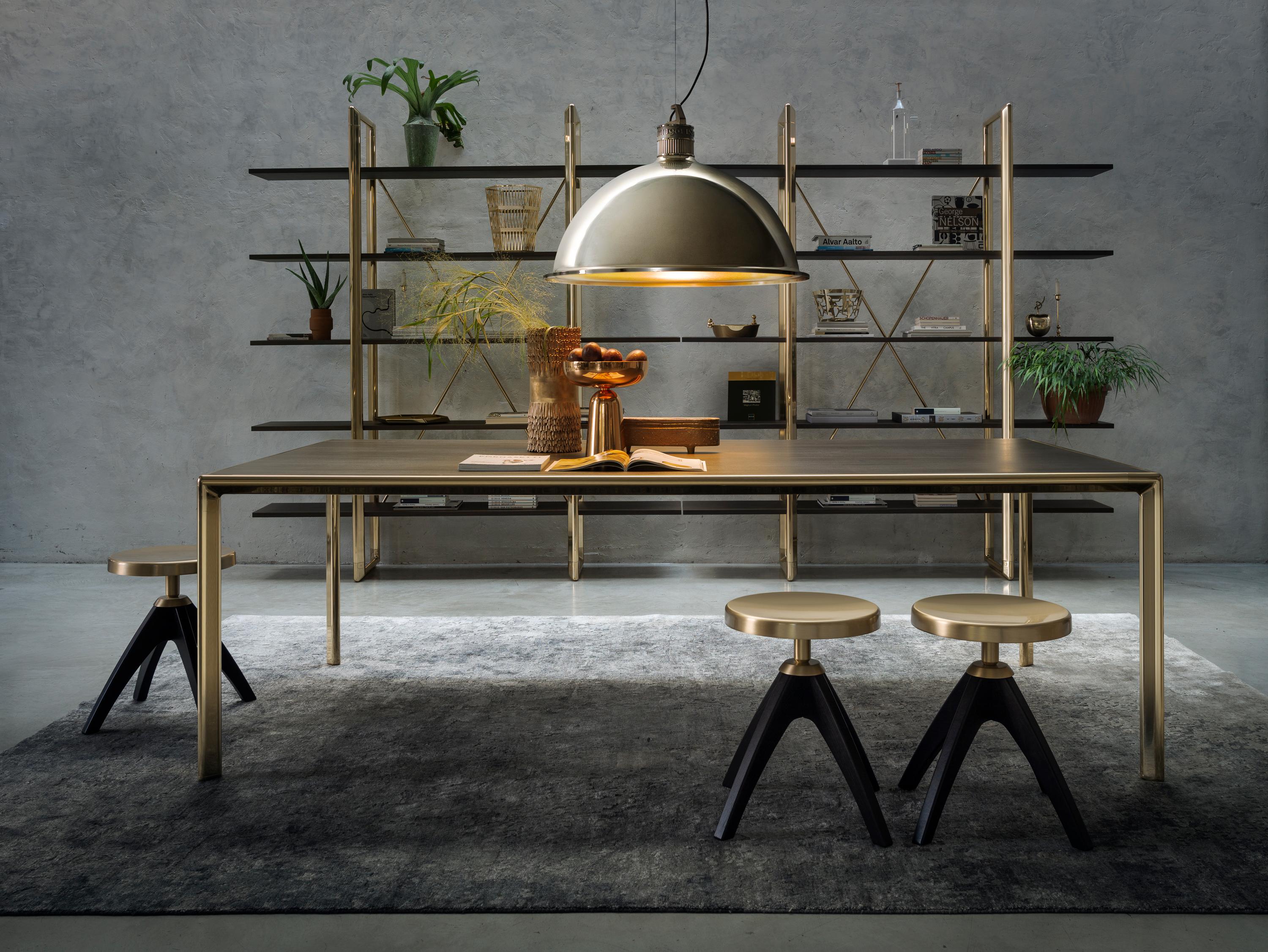 Stefano Giovannoni conçoit Frame pour Ghidini1961, une nouvelle collection composée de canapés, fauteuils, tables à manger et tables basses, bibliothèques et armoires. Tout part d'un élément simple : 