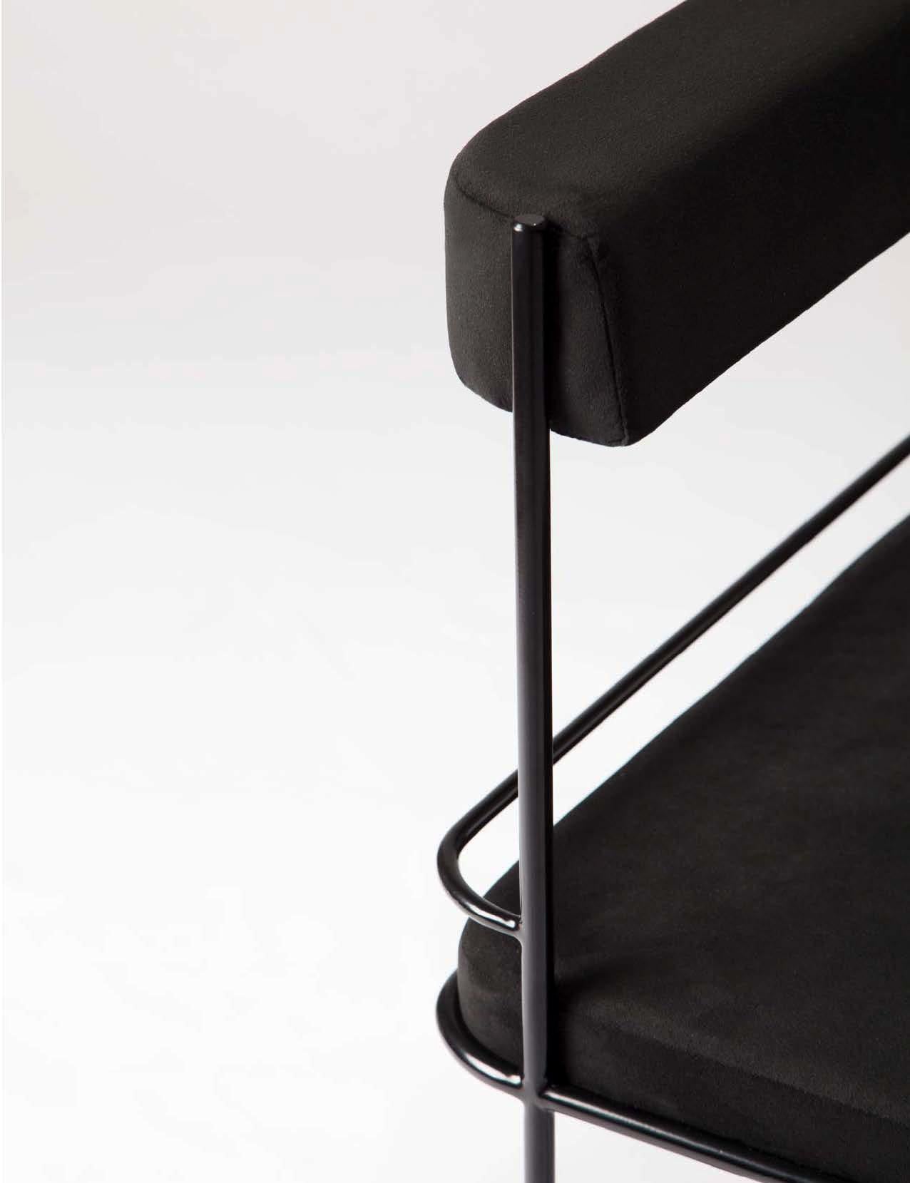 Das Frame Side Lounge Set (bestehend aus einem Beistellstuhl und einem Beistelltisch) basiert auf der Sensibilität von Schwarz. Einfach, aber mit visueller Wirkung, komfortabel im Tastsinn, hat es die Subtilität und Nuance von schwarzen Materialien