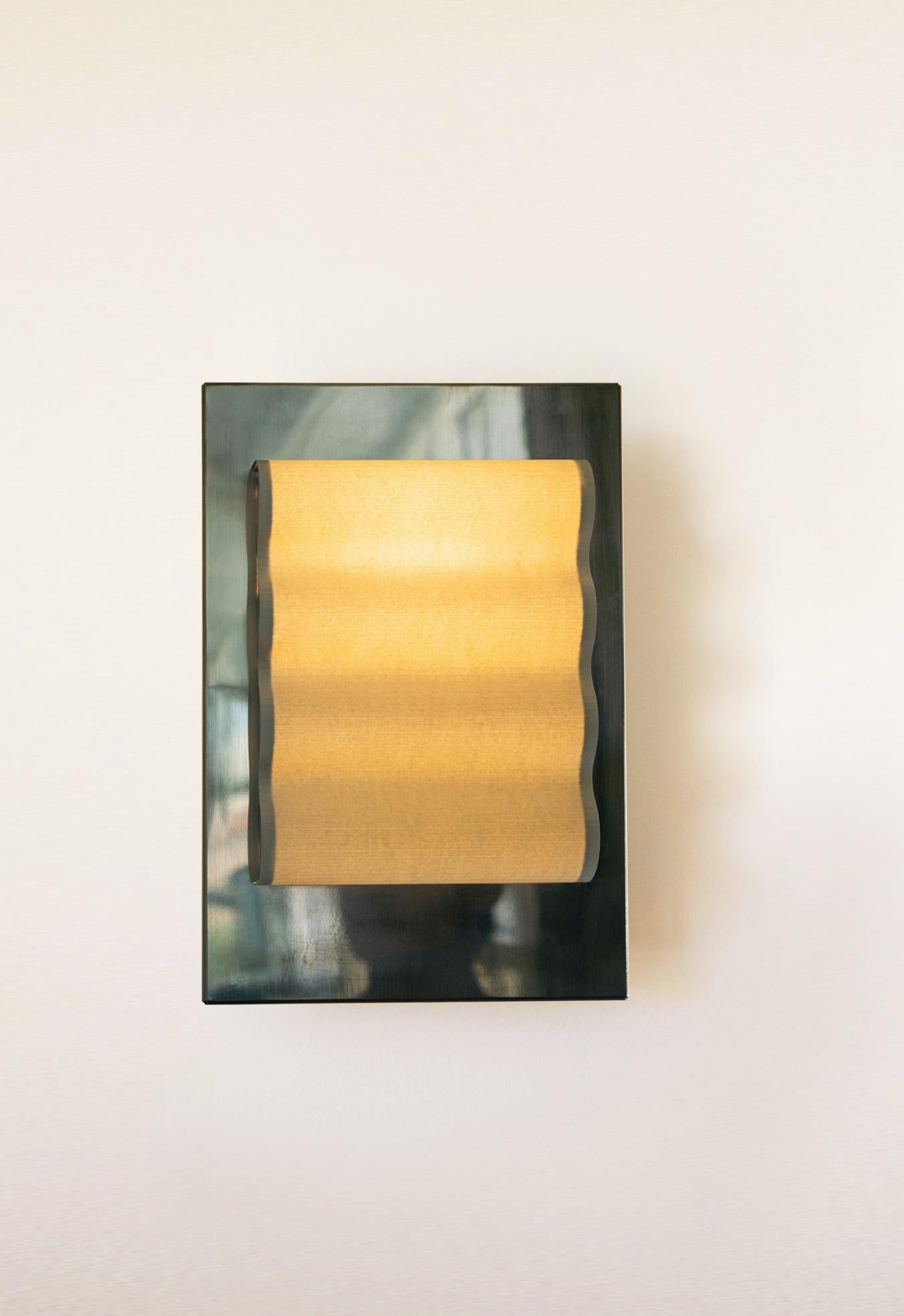 Lámpara de pared pequeña Frame Miroir de Violaine d'Harcourt
Dimensiones: P 11 x An 24 x Al 35 cm.
Materiales: Acero lacado y papel.

Aplique de pared de acero lacado, fabricado en Portugal, bombilla incluida: Bombilla Led E14 incluida - Cálida 12W