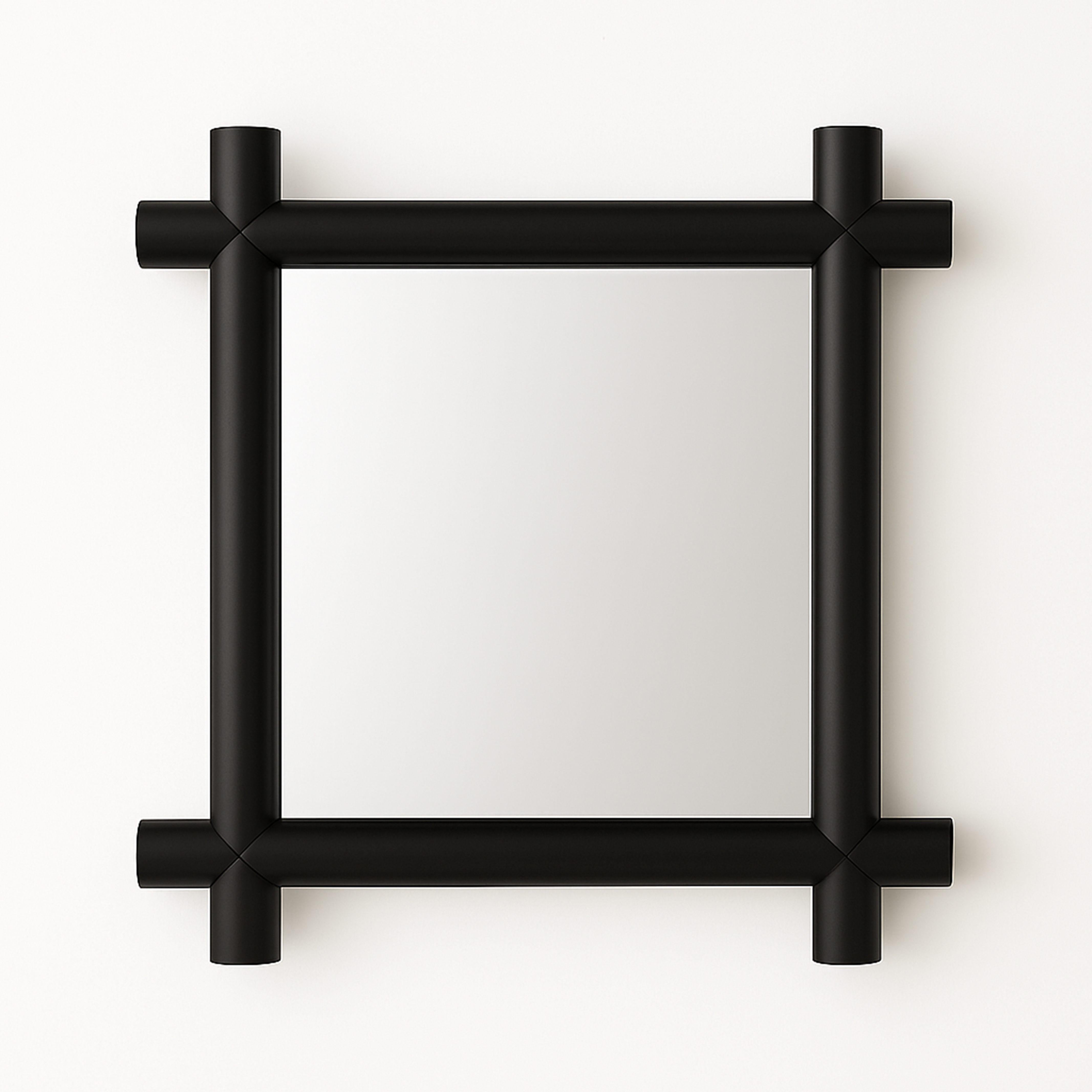 Der Frame Mirror verbindet klare Geometrie mit industrieller Raffinesse. 

Mit seinem kühnen Rohrrahmen und den präzisen, handgefertigten Holzverbindungen macht er aus einem funktionalen Objekt ein strukturelles Statement. 

Jedes Eckdetail erinnert