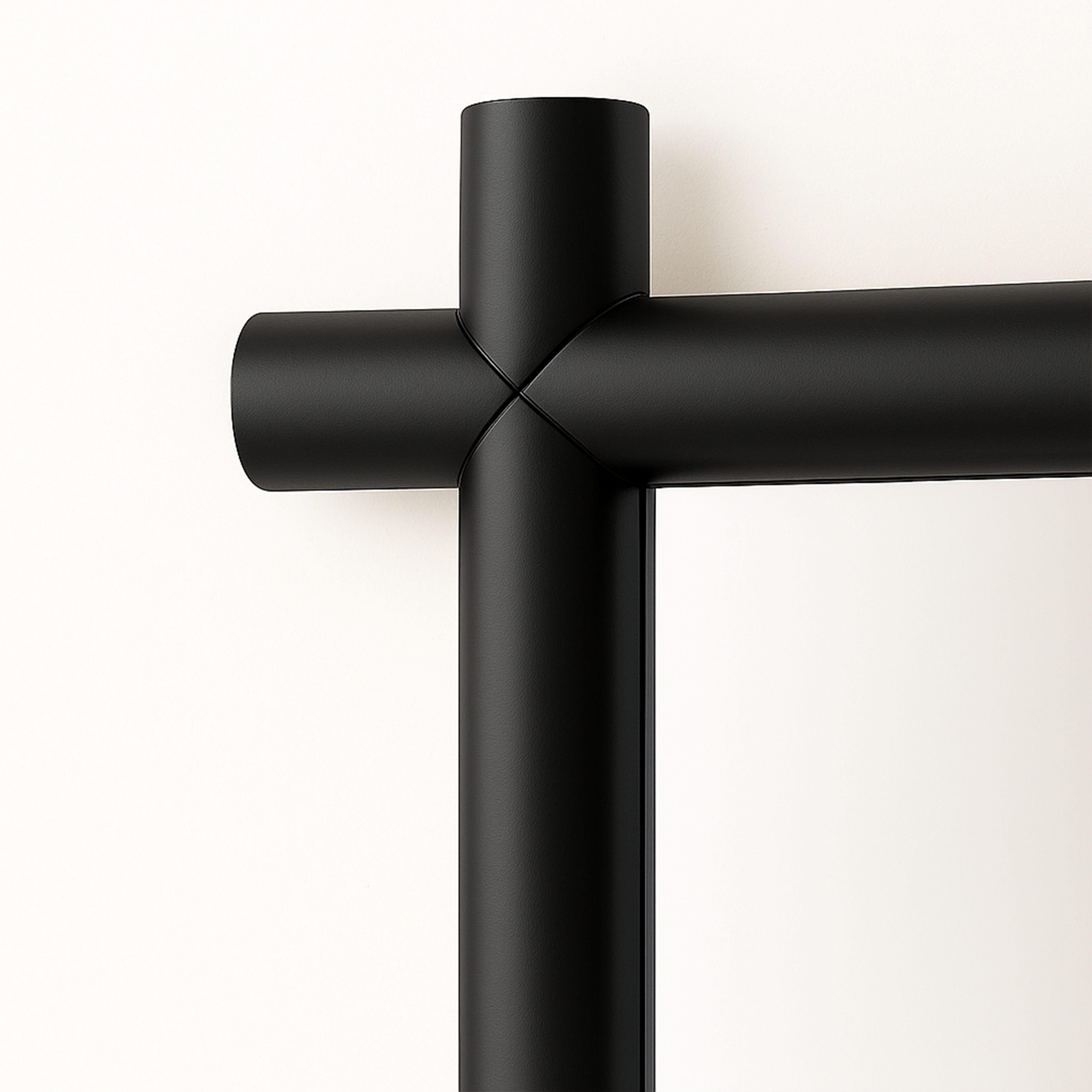 Rahmenspiegel, handgefertigt aus Massivholz, minimalistisch und detailliert in Schwarz (Türkisch) im Angebot