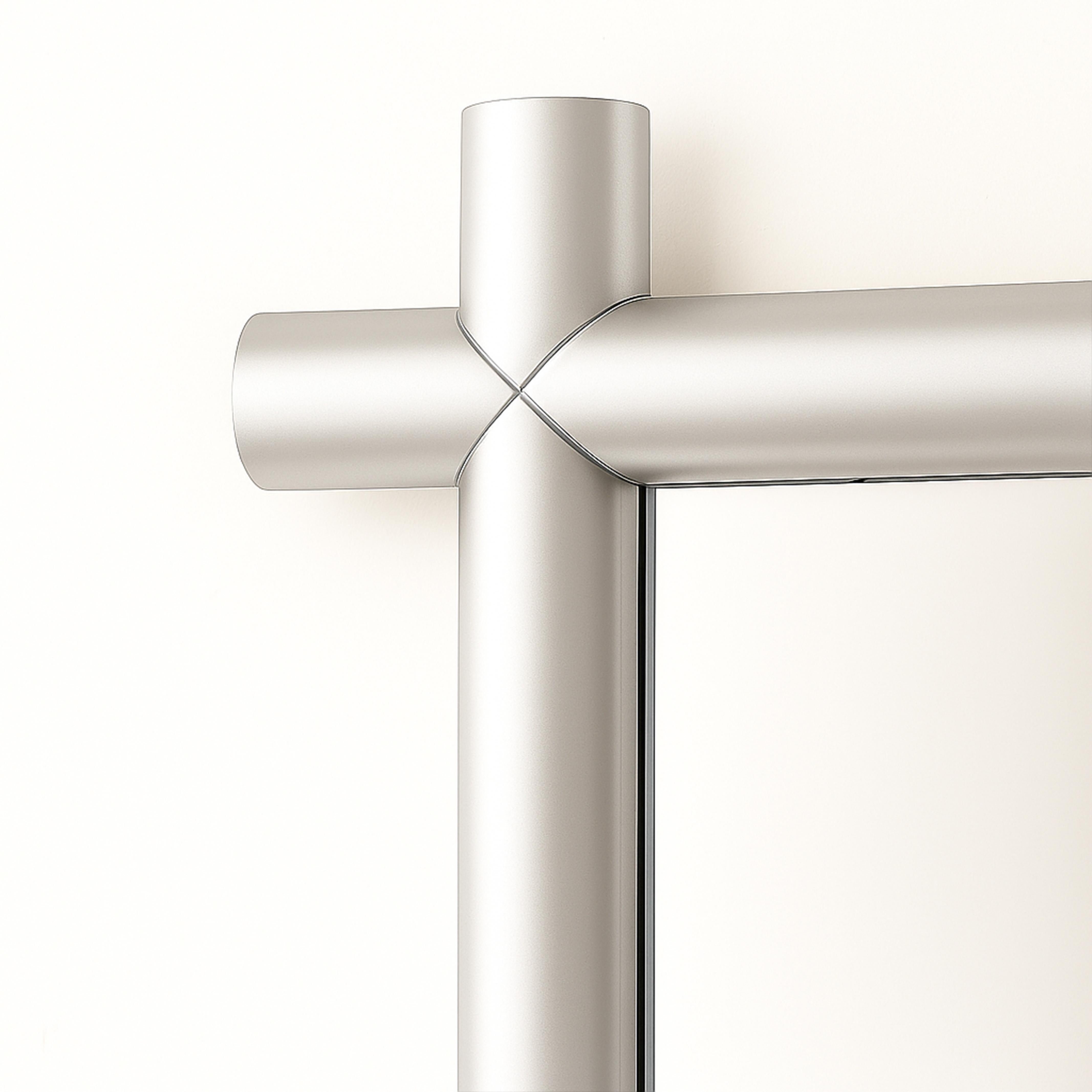 Rahmenspiegel, handgefertigt aus Massivholz, minimalistisch und detailliert in Silber (Skandinavische Moderne) im Angebot