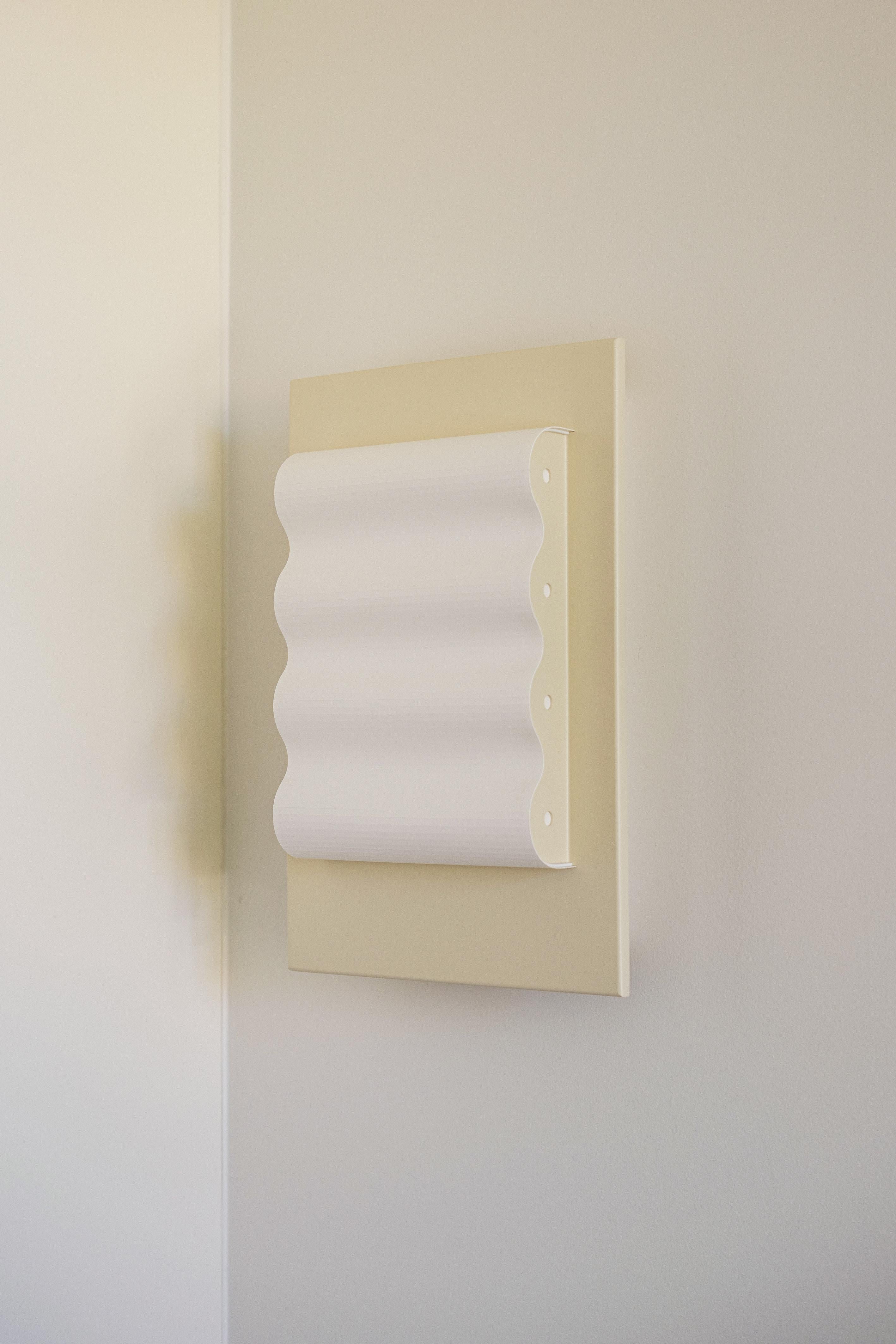 Lámpara de pared Frame OW S de Violaine d'Harcourt
Dimensiones: P 11 x An 24 x Al 35 cm.
Materiales: Acero lacado y papel.

Aplique de pared de acero lacado, fabricado en Portugal, bombilla incluida: Bombilla LED E14 incluida - Cálida de 12 W (2700