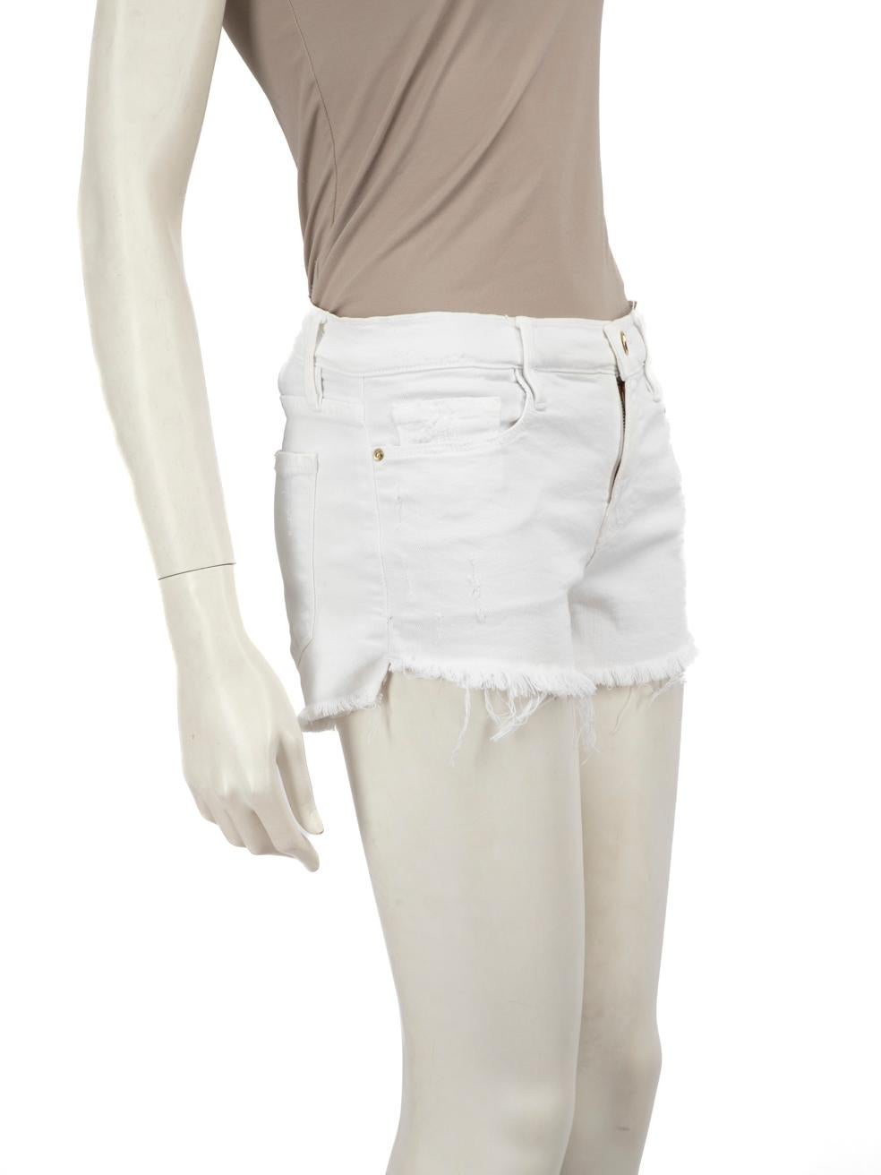 El estado es muy bueno. El pantalón corto presenta un desgaste mínimo. El botón de apertura tiene algunos arañazos y decoloraciones en este artículo de reventa de diseño FRAME usado.
 
 Detalles
 
 
 Blanco
 
 Algodón
 
 Pantalones cortos
 
 Detalle