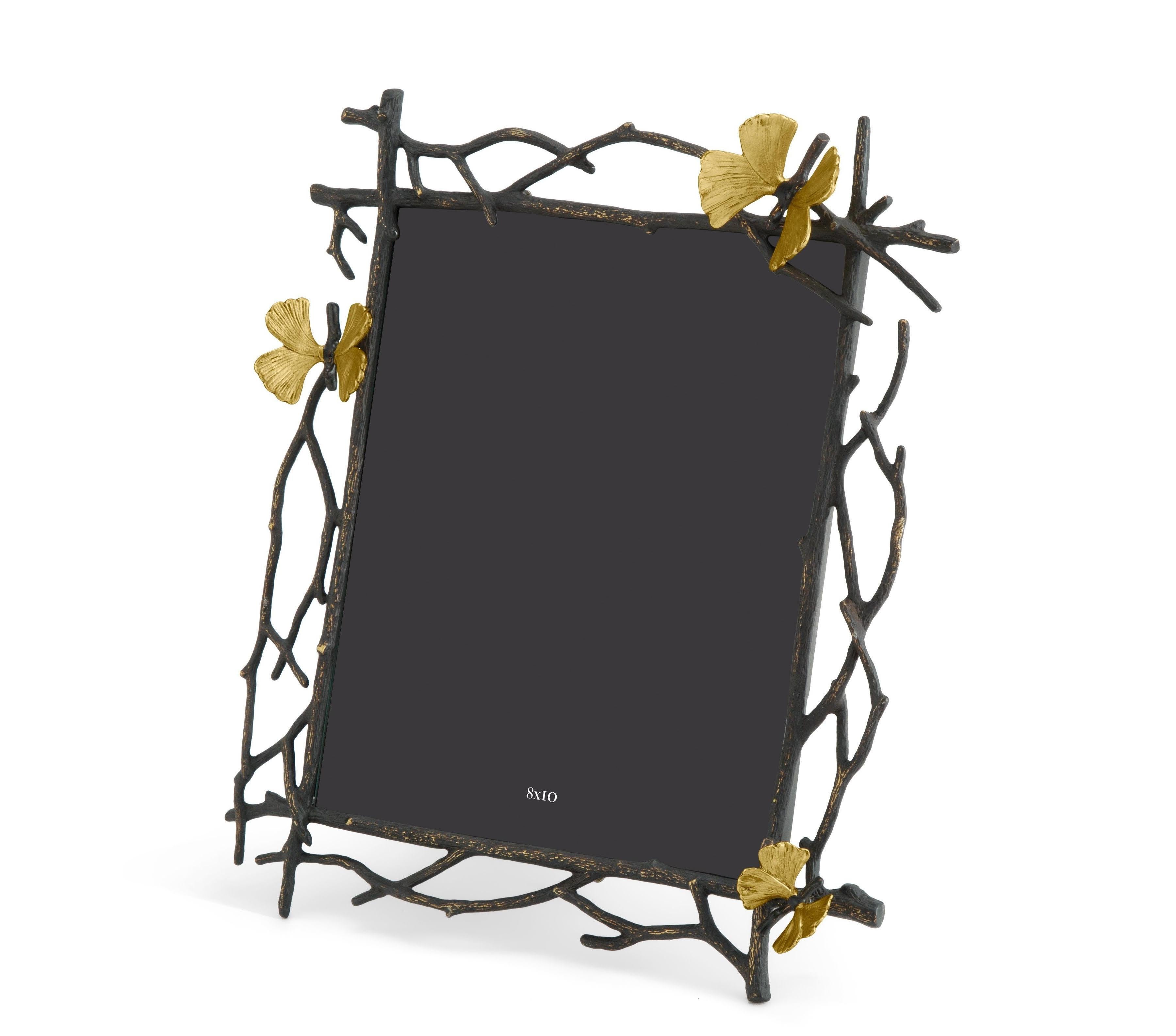 Marco contemporáneo con motivos de ginkgo y mariposa en metal oxidado y dorado de alta calidad.

Añade un toque de belleza botánica a la decoración de tu hogar con este marco de fotos de exquisito diseño. Fabricado en metal oxidado y dorado, este