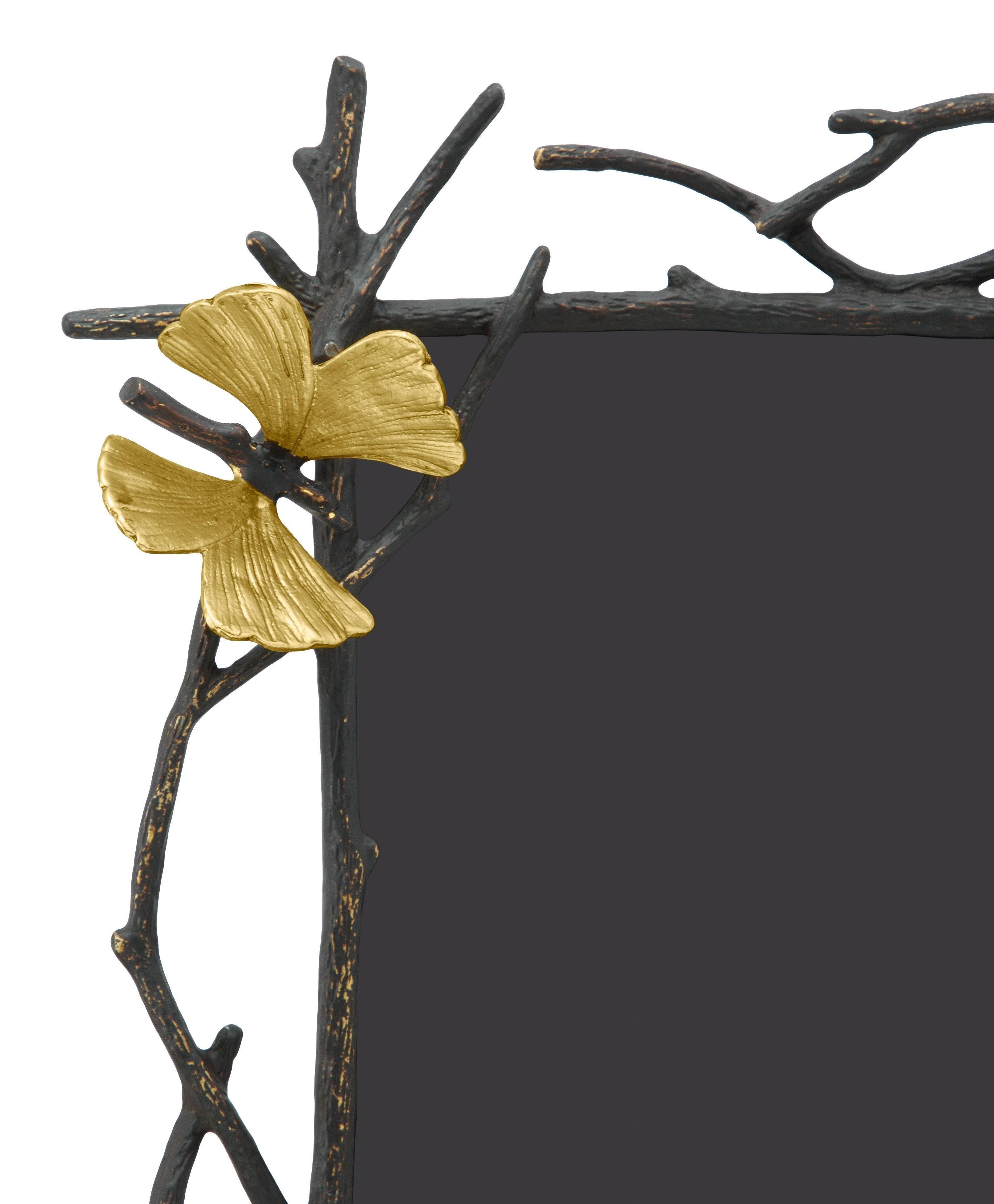Marco con motivos de ginkgo y mariposa en metal oxidado y dorado. Dorado en venta