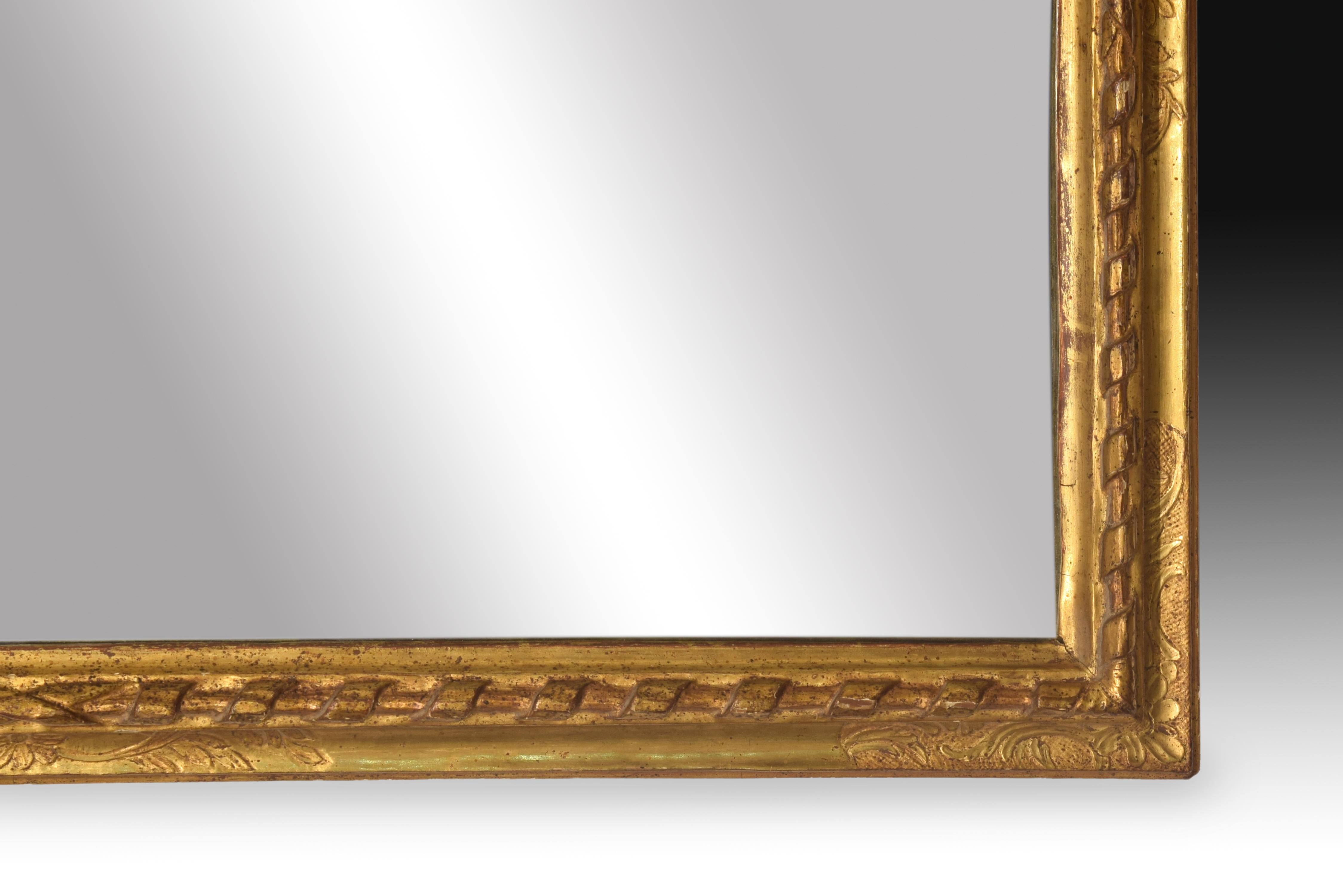 Rectangular frame made of carved and gilded wood that combines a smooth thin band inside, with another carved with fajada band and another, to the outside, which combine smooth areas with delicate plant details (these in the same finish as the rest
