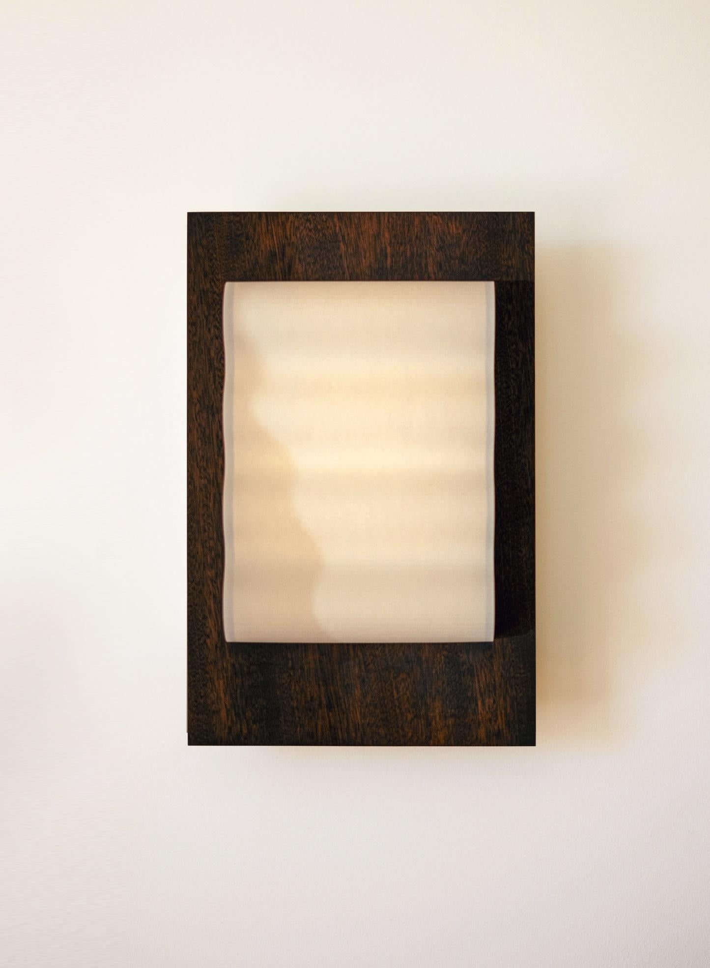 Lámpara de pared mediana Frame Wood de Violaine d'Harcourt
Dimensiones: P 11 x An 28 x Al 42 cm.
Materiales: Madera y papel.

Aplique de pared de madera de caoba, fabricado en Portugal, bombilla incluida: Bombilla Led E14 suministrada - Cálida 12W