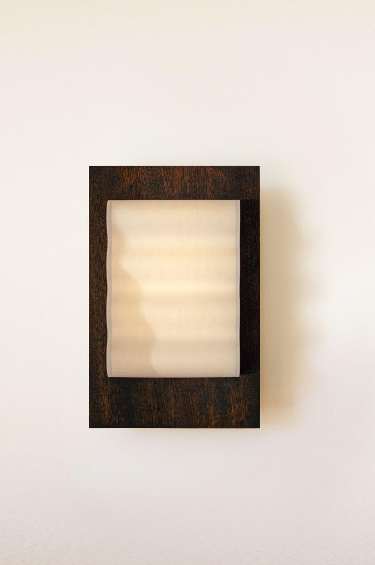 Lámpara de pared pequeña Frame Wood de Violaine d'Harcourt
Dimensiones: P 11 x An 24 x Al 35 cm.
Materiales: Madera y papel.

Aplique de pared de madera de caoba, fabricado en Portugal, bombilla incluida: Bombilla Led E14 suministrada - Cálida 12W