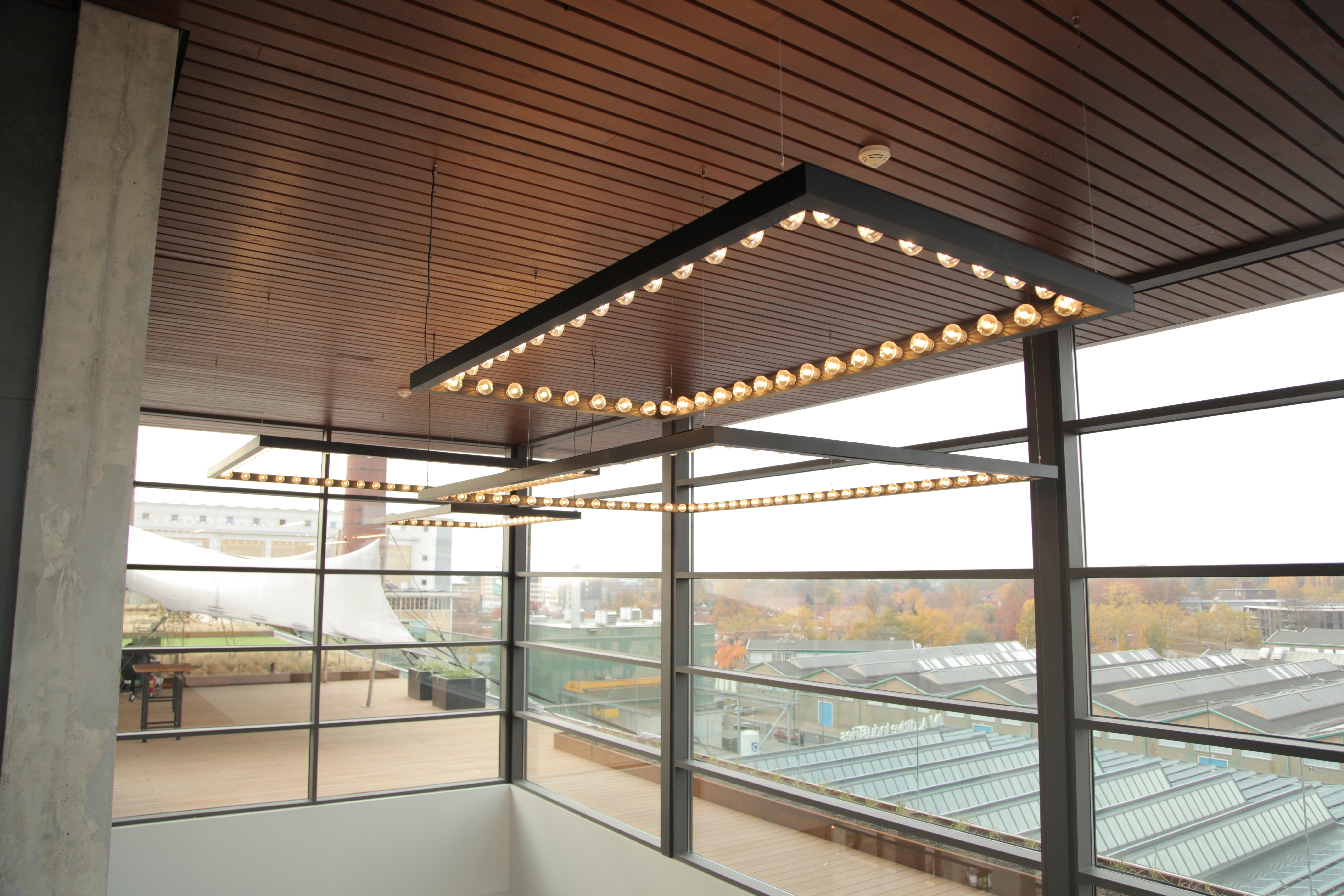 Lampada a sospensione in alluminio anodizzato nero con cornice 150 di JSPR
Progettato da Jasper van Grootel.
Dimensioni: D 168,5 x L 168,5 x H 12 cm.
Materiali: Alluminio anodizzato.

Realizzato a mano nei Paesi Bassi. Disponibile in sette diversi