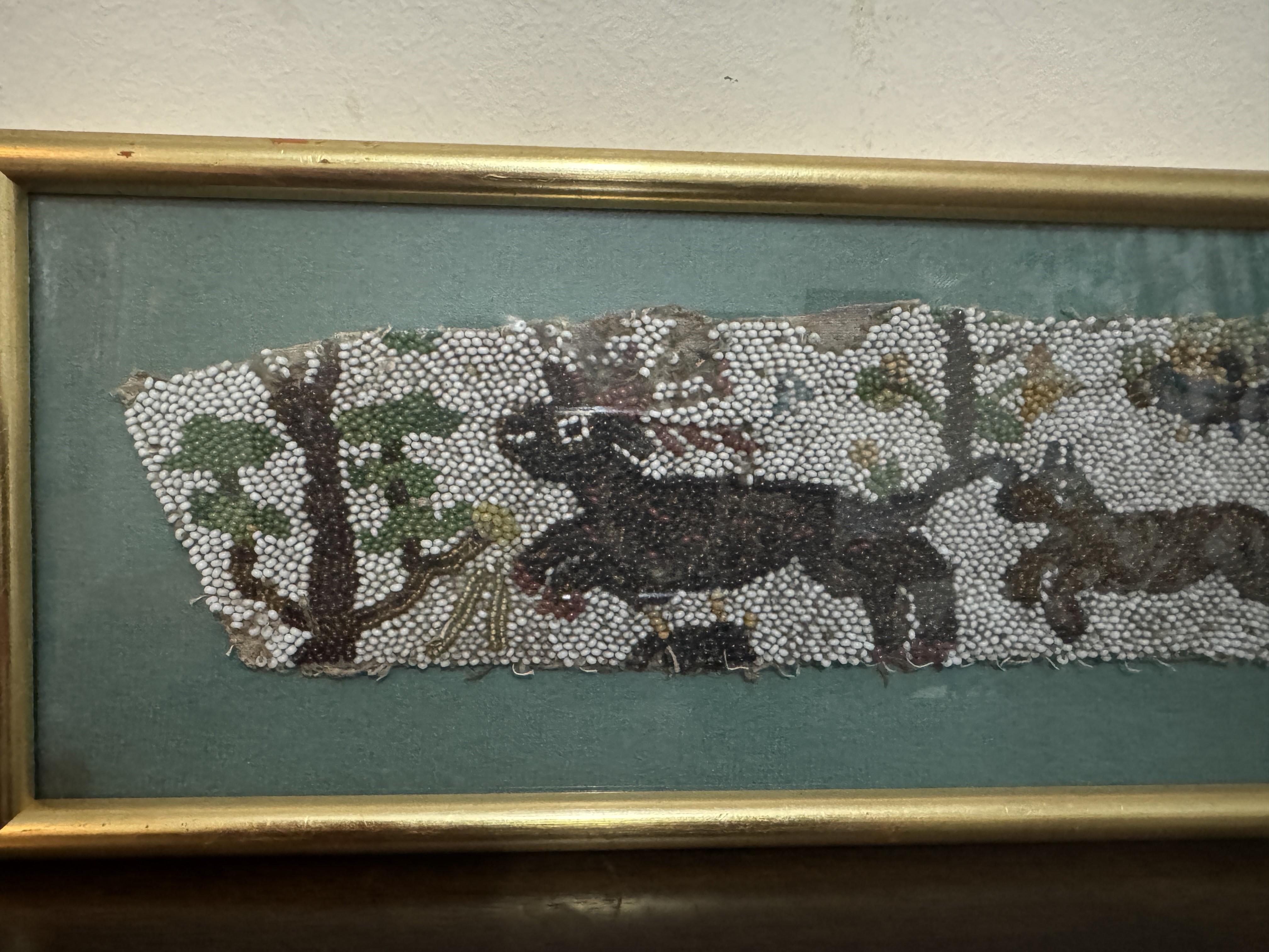 Fragment de perlage Charles II, vers 1650. Représentant un chasseur, muni d'une corne et d'un bâton, dirigeant un chien à la poursuite d'un cerf. Arbres variés et animaux de la forêt en arrière-plan,

Encadré et vitré au Royaume-Uni vers les années
