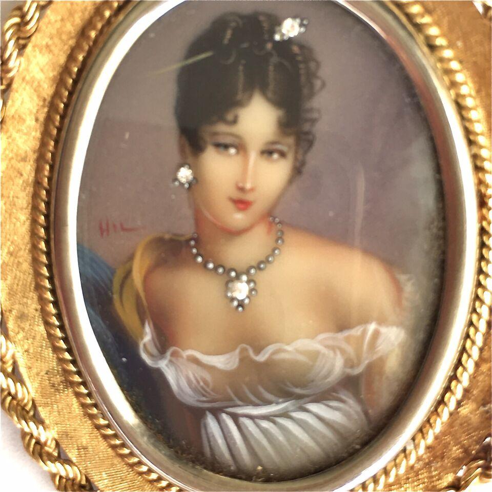 Framed 18 Karat gold Portrait of a Lady in Jewels

Size: 1 7/8 inch by 1 1/2 inch
Weight: 15.5 gram
Frame Material: Tested and marked '18K'
Country of origin: Unknown
Hallmarks: Signed 'HIL' on the painting
Condition: No apparent damage, see pictures