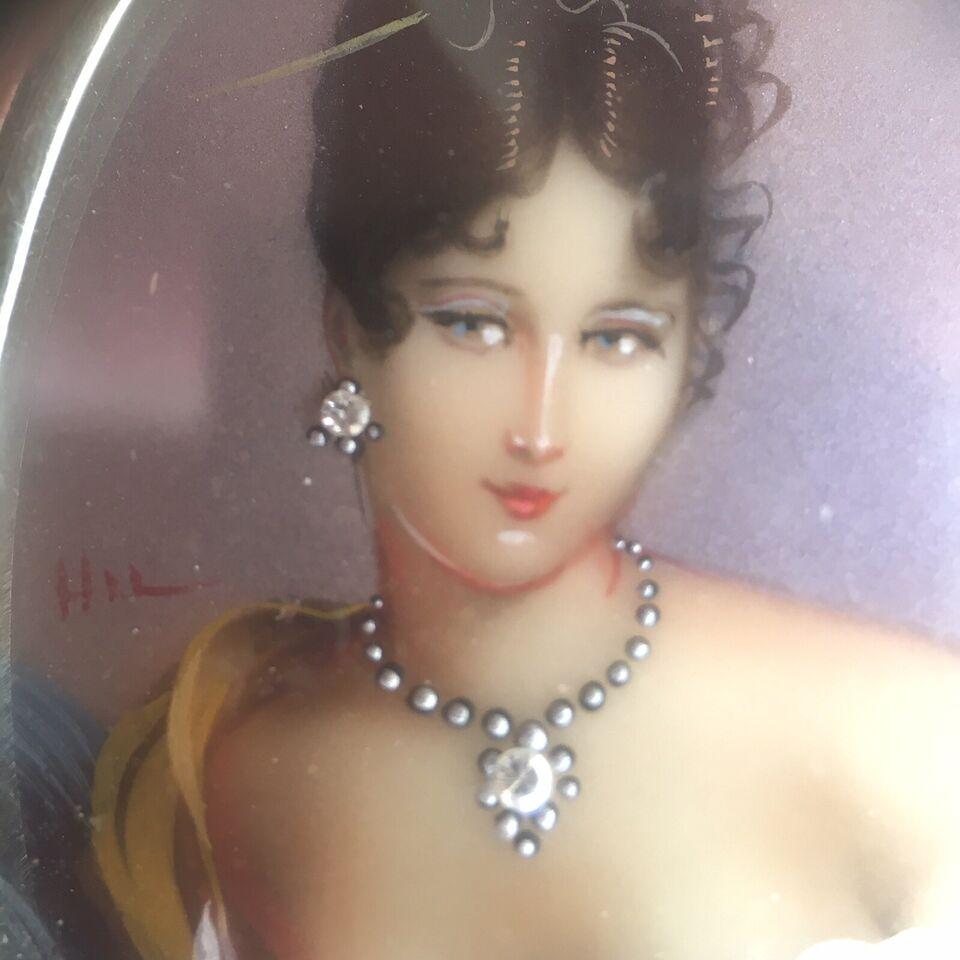 Framed 18 Karat gold Portrait of Lady in White Dress Wearing Jewelry Signed HIL In Excellent Condition For Sale In Santa Monica, CA