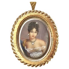Portrait de femme en or 18 carats portant une robe blanche et portant des bijoux, signé HIL