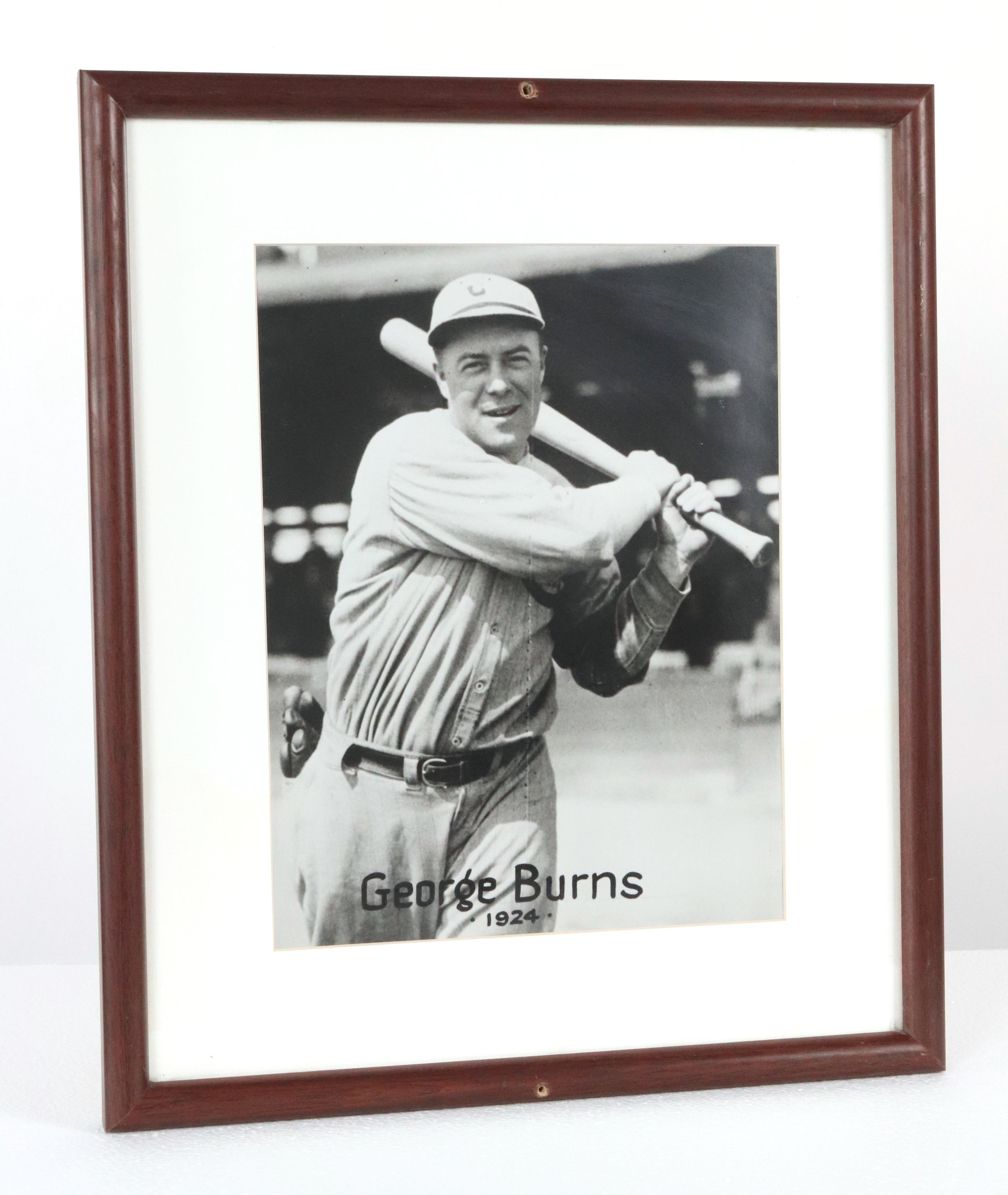 Schwarz-Weiß-Foto von George Burns aus dem Jahr 1924. Er war ein Major-League-Baseballspieler, der von 1914 bis 1929 vor allem auf der First Base für fünf AL-Mannschaften spielte, darunter zweimal für die Cleveland Indians und die Philadelphia