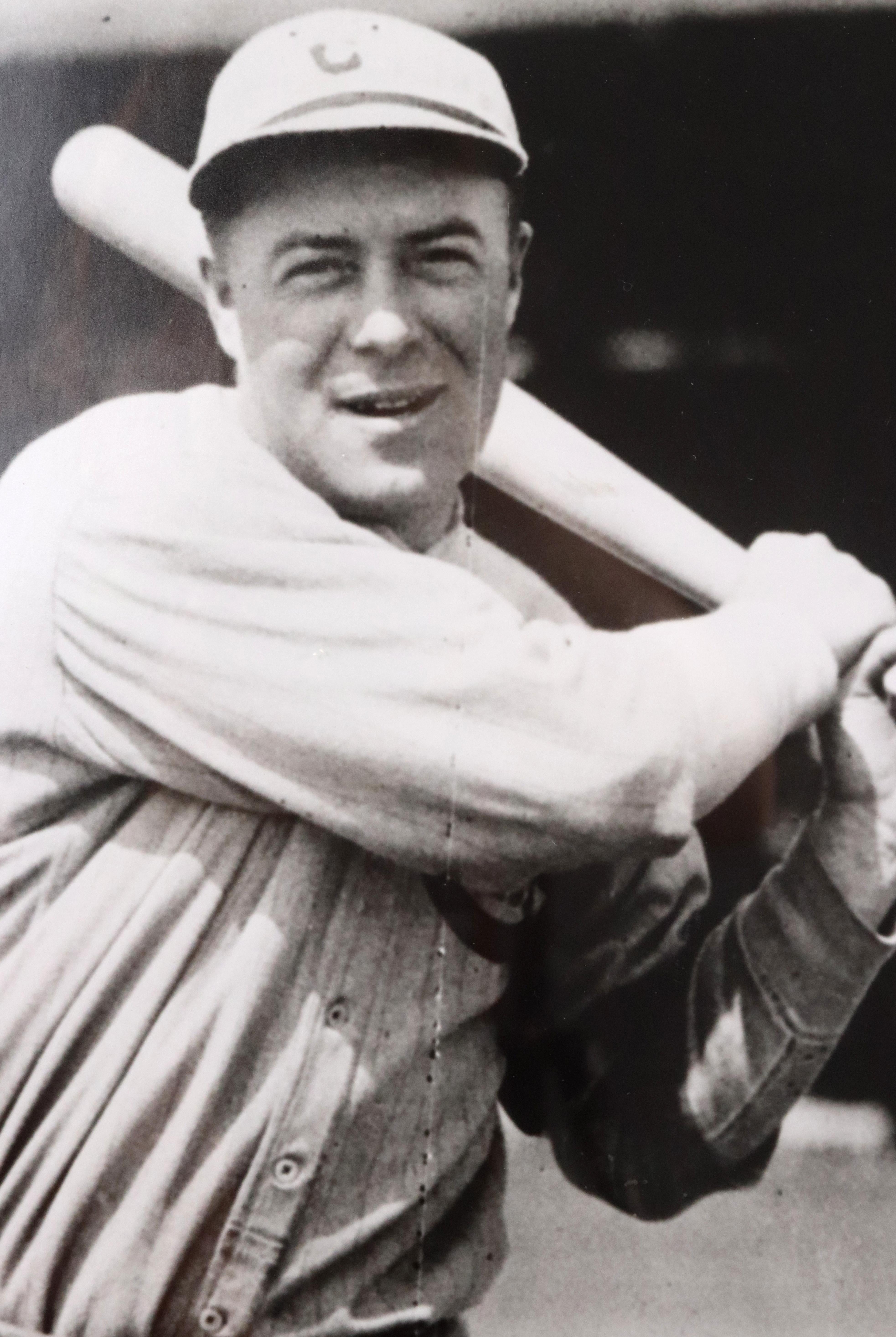 Gerahmte Fotografie des Baseballspielers George Burns von 1924 im Zustand „Gut“ im Angebot in New York, NY