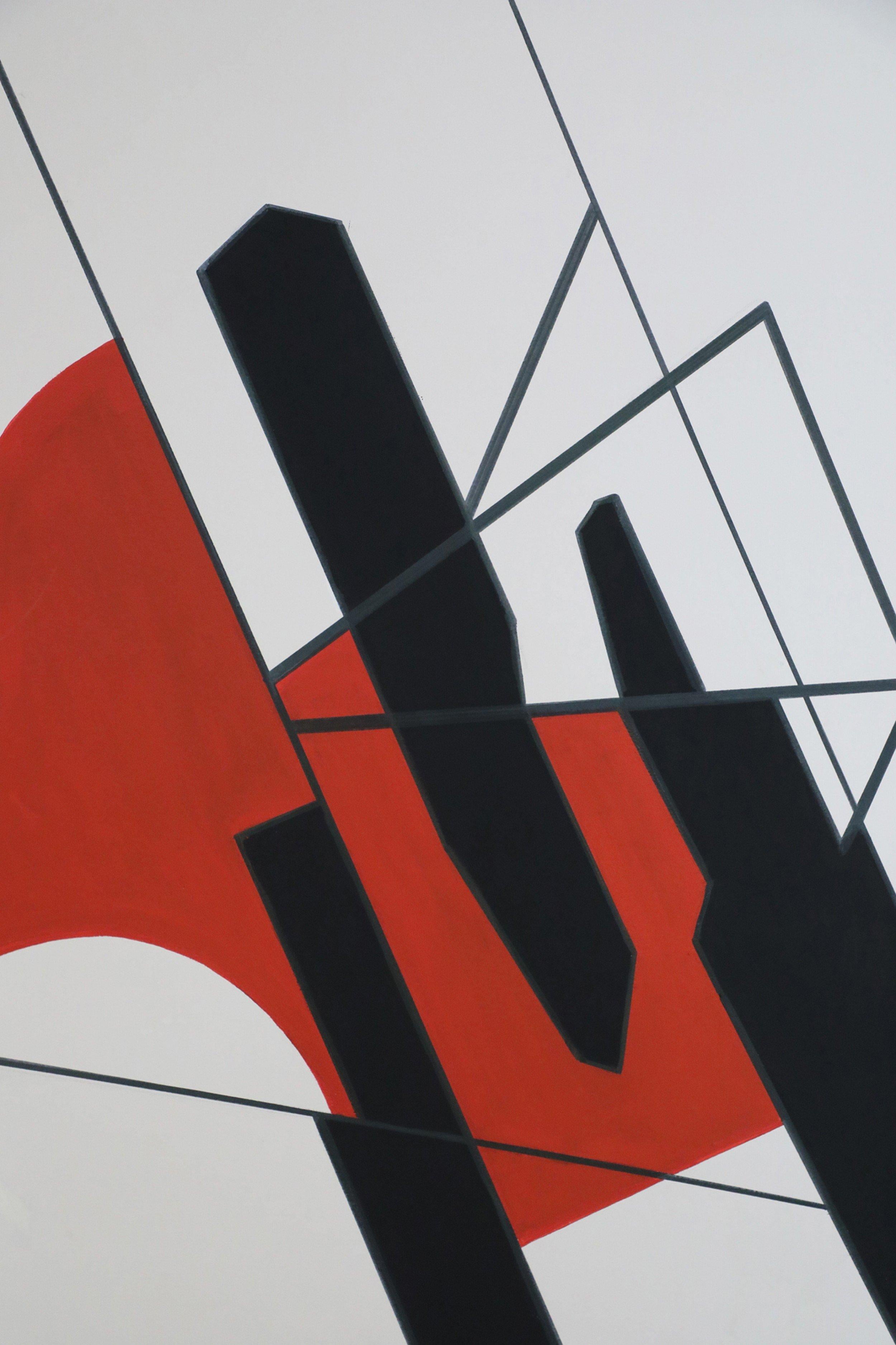 Peinture abstraite du milieu du siècle en acrylique sur toile présentant des formes géométriques en noir et rouge sur un fond de couleur crème dans un cadre rectangulaire en bois peint en noir.
  