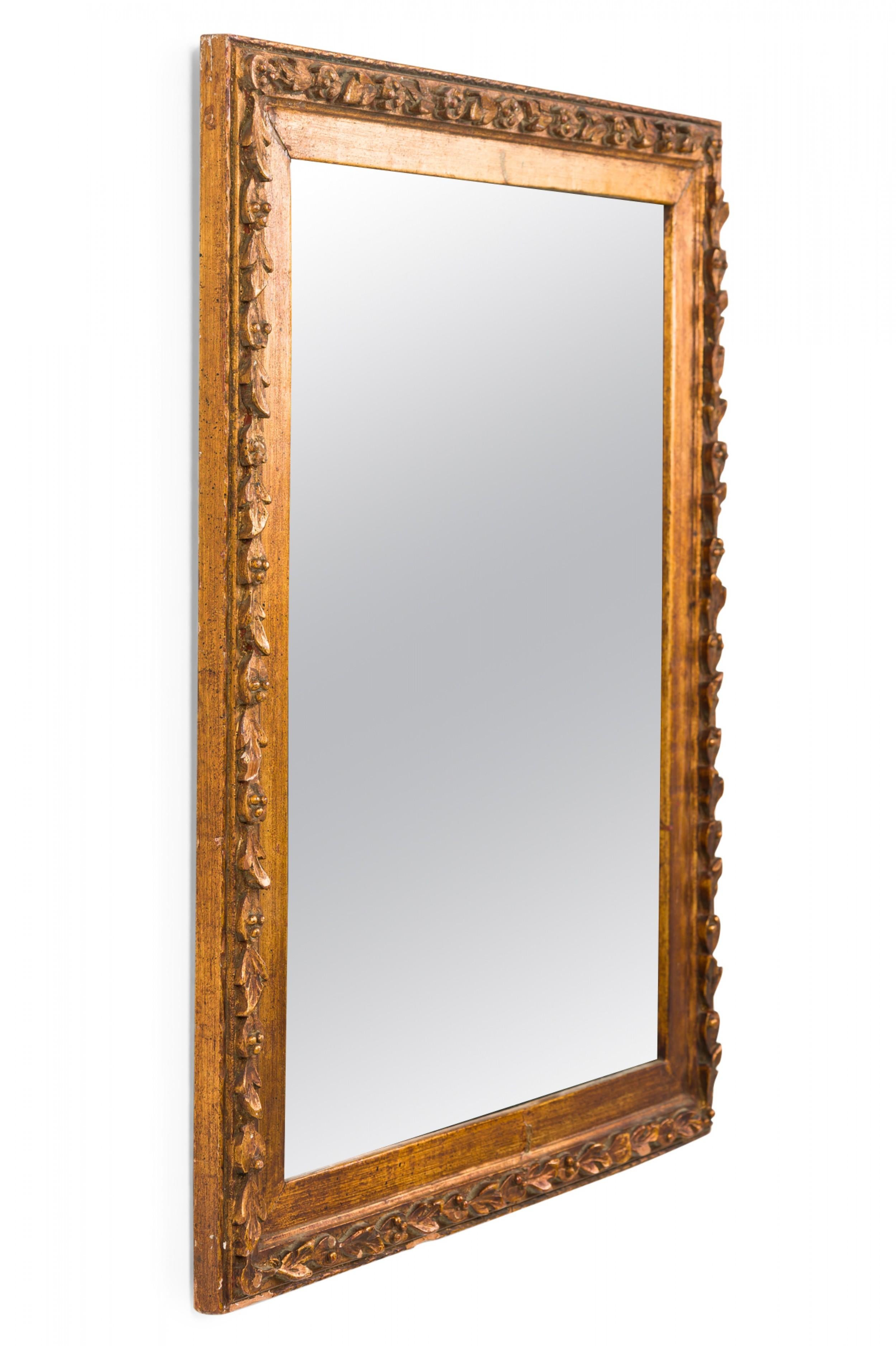 Specchio da parete rettangolare in stile vittoriano americano montato in una cornice in legno dorato a rilievo con un bordo esterno a foglie intagliate.

Il retro presenta segni di usura dovuti all'età e all'uso. Condizioni antiche.