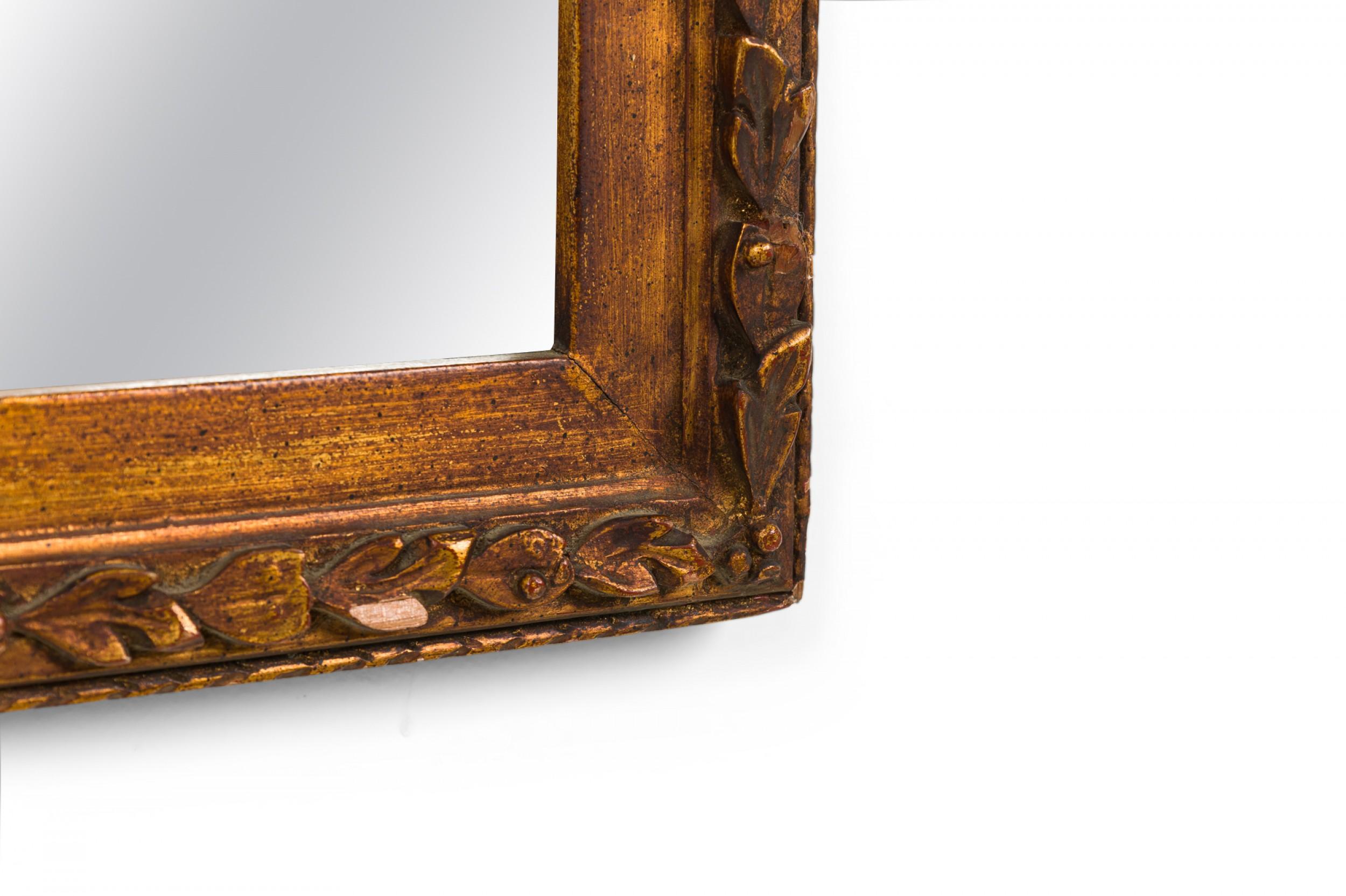 Americano Specchio da parete con cornice in legno dorato in stile vittoriano americano in vendita