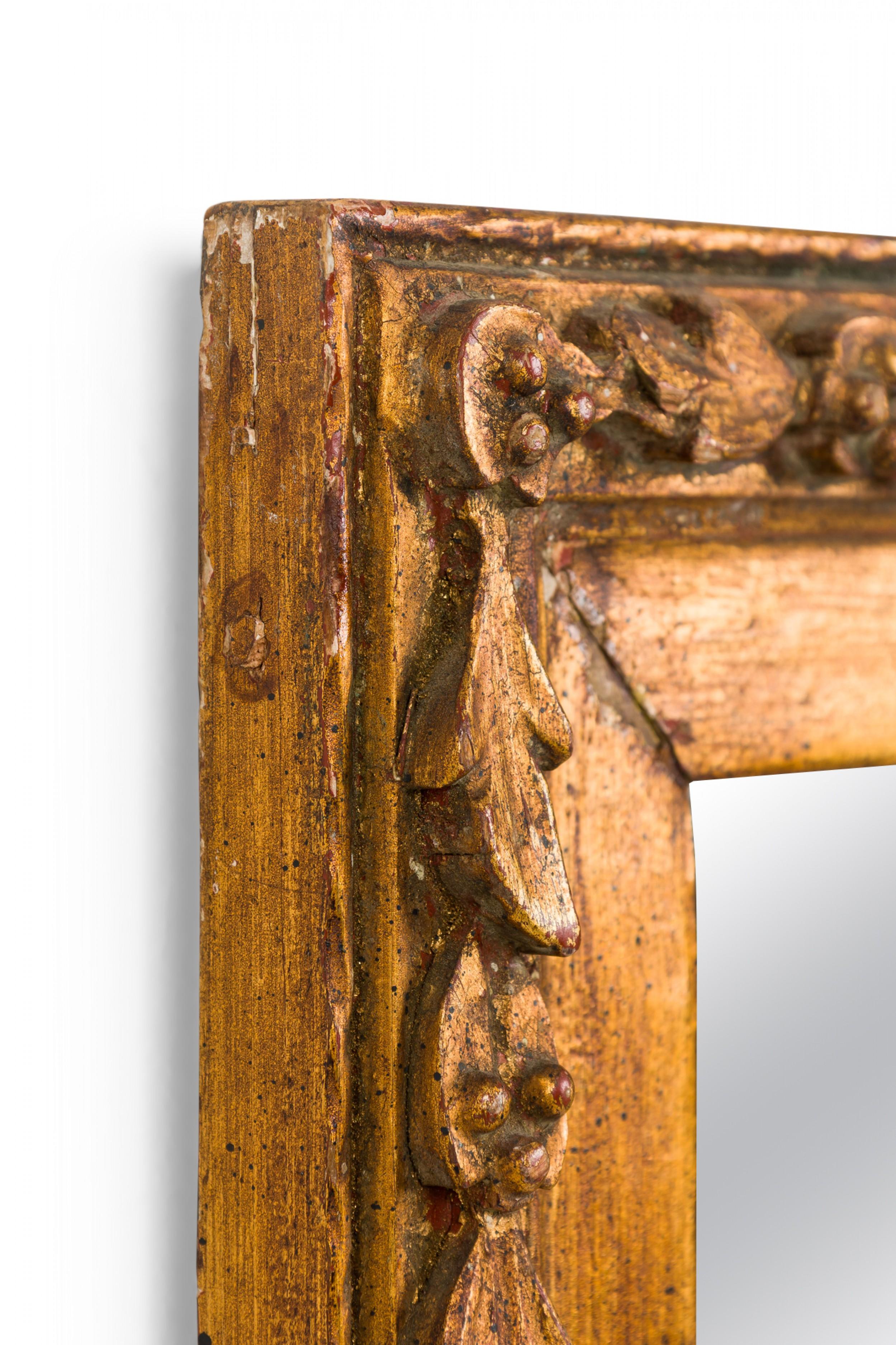 Intagliato Specchio da parete con cornice in legno dorato in stile vittoriano americano in vendita