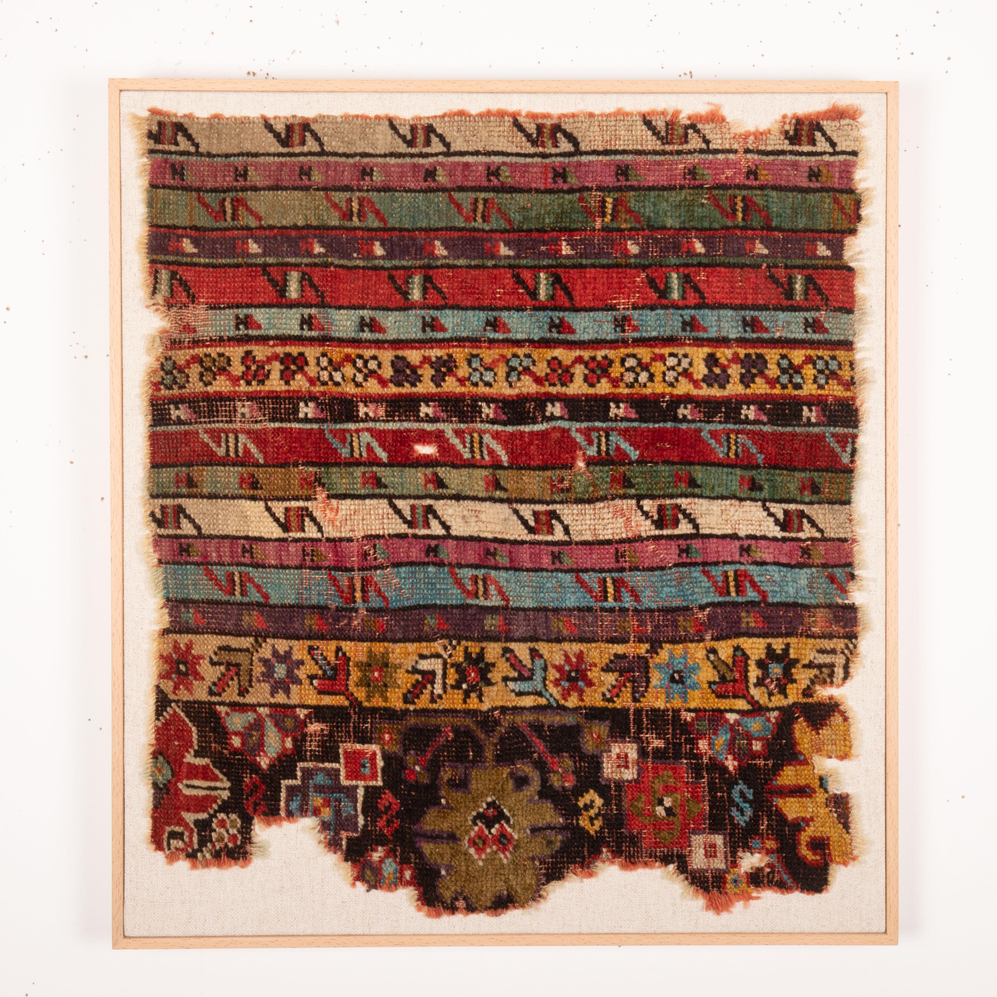 Das antike Teppichfragment wurde professionell hinterlegt und gerahmt.
19. C. aus Zentralanatolien.
