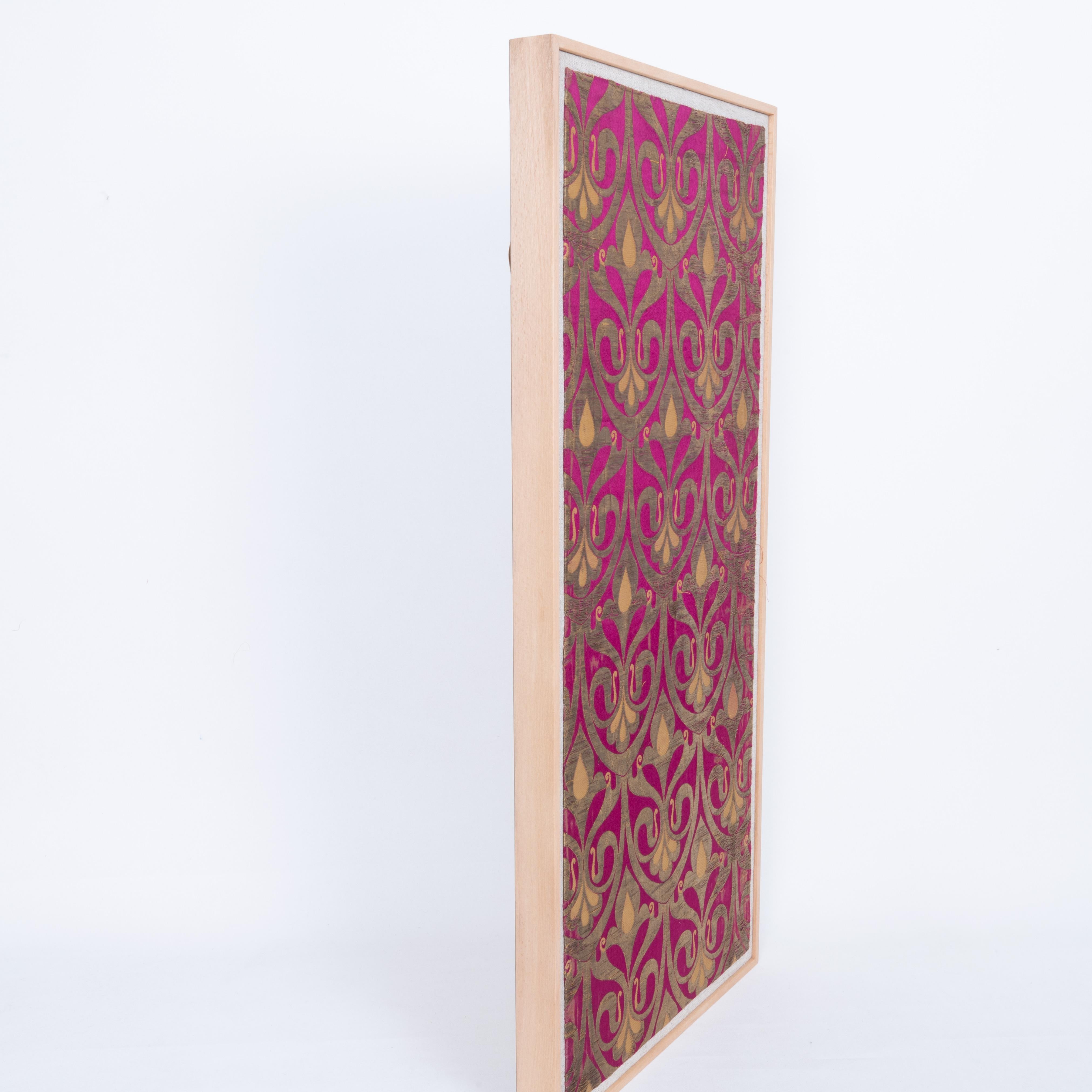 Frammento di broccato antico incorniciato, primi anni del XX secolo. In condizioni discrete in vendita a Istanbul, TR