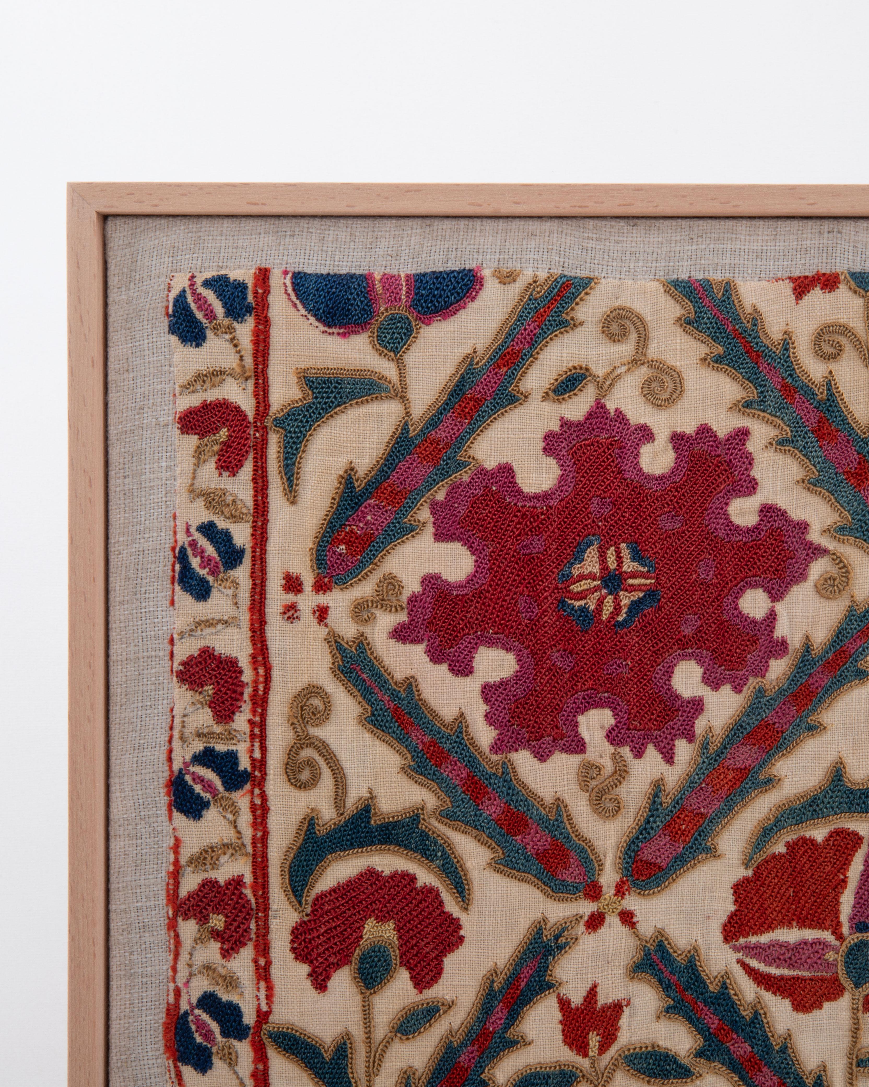 Uzbeko Framed Antique Bukhara Suzani Fragment, Uzbekistan in vendita