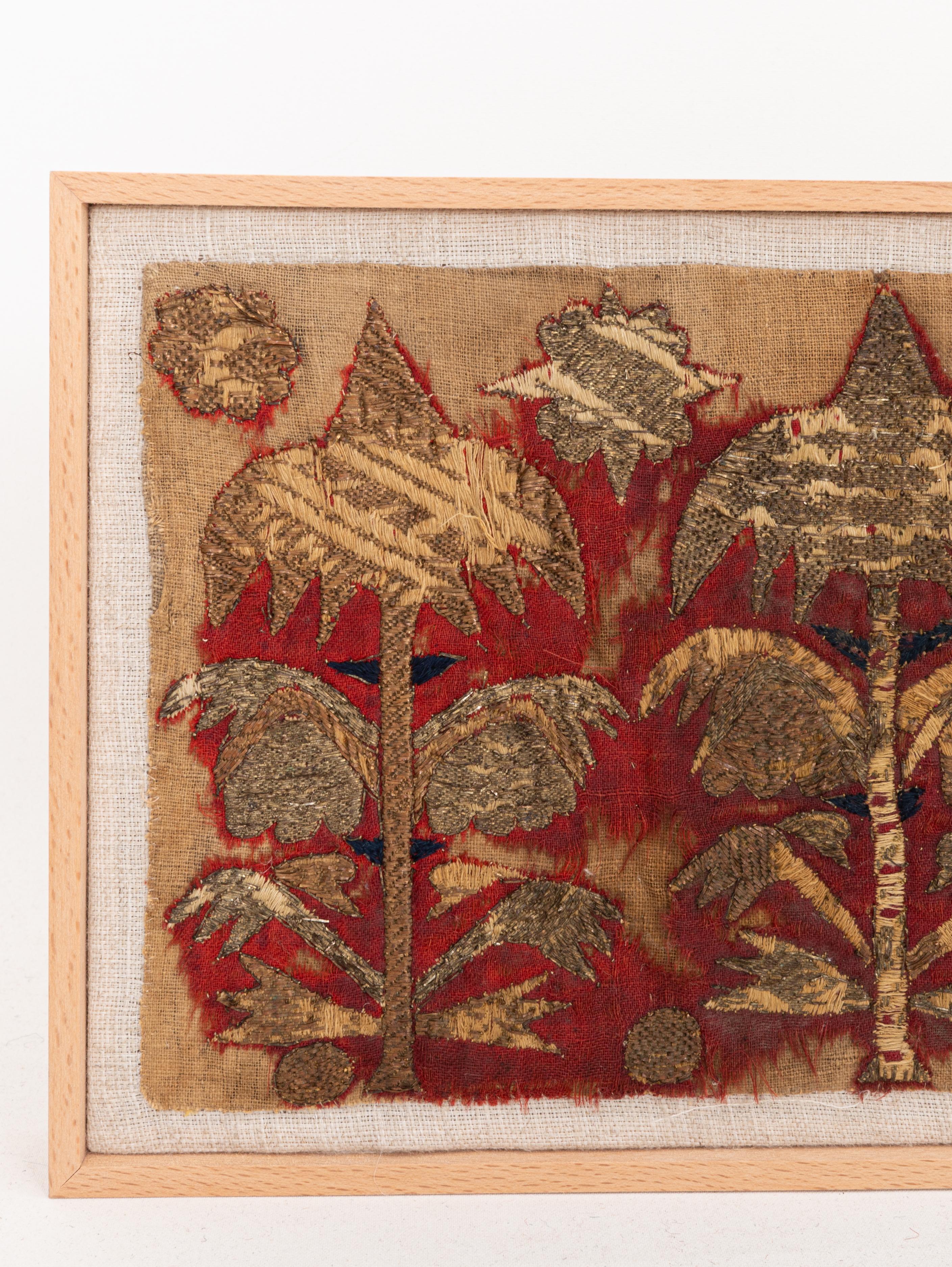 Artisanat Fragment de broderie métallique caucasienne ancienne encadrée en vente