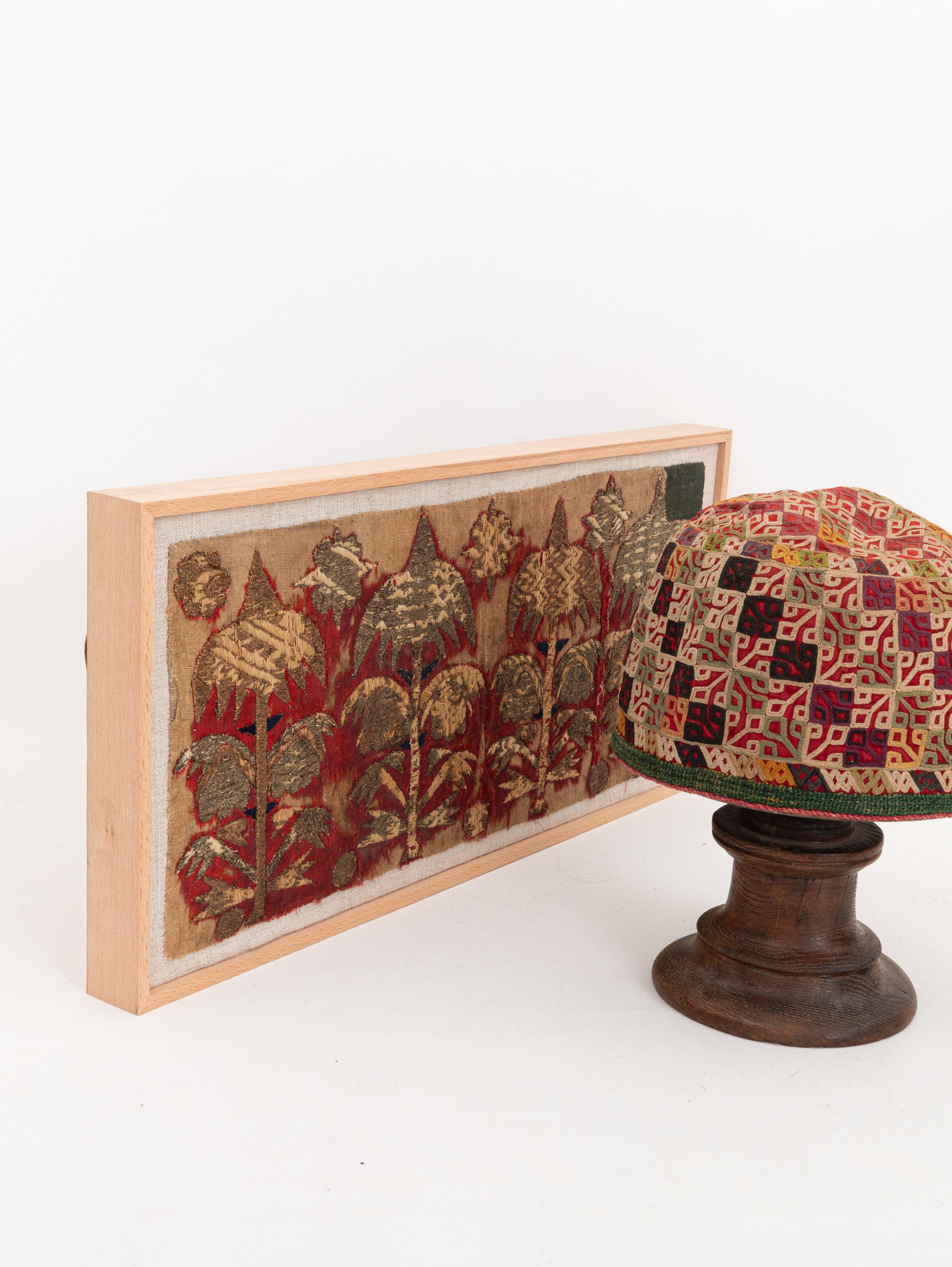 Brodé Fragment de broderie métallique caucasienne ancienne encadrée en vente