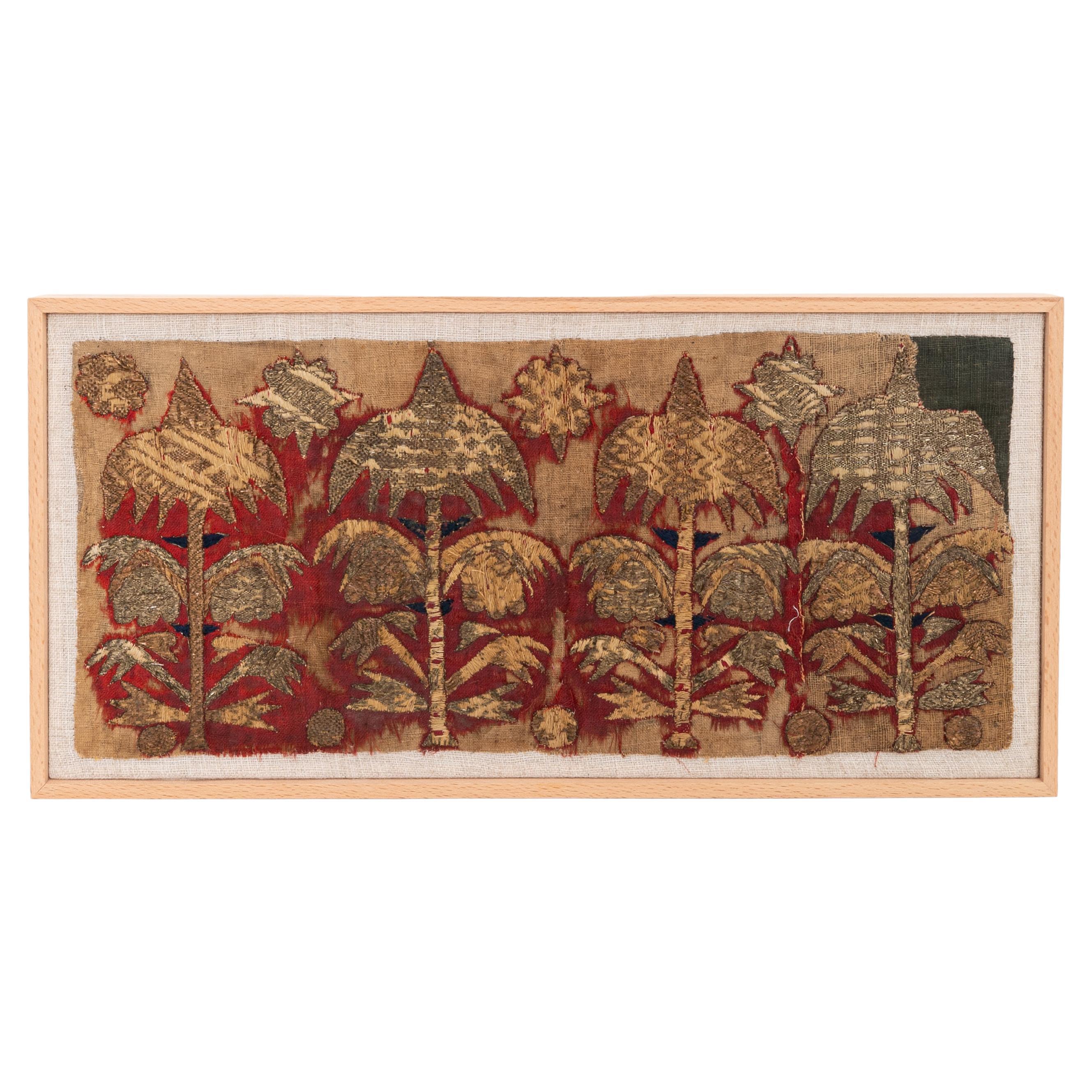 Fragment de broderie métallique caucasienne ancienne encadrée en vente