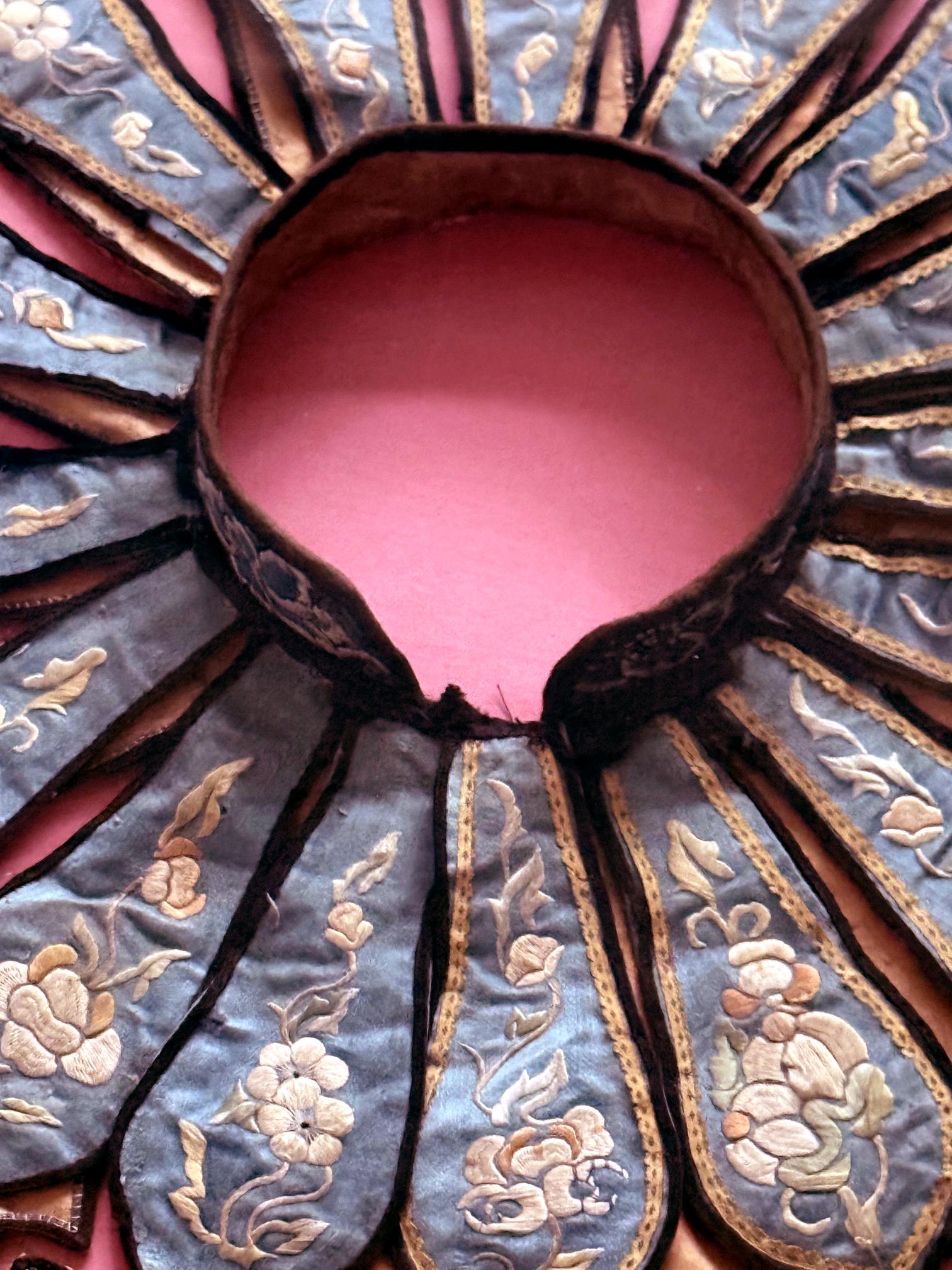 Gerahmte antike chinesische gestickte Seide Kragen Qing-Dynastie Textile Kunst im Angebot 5