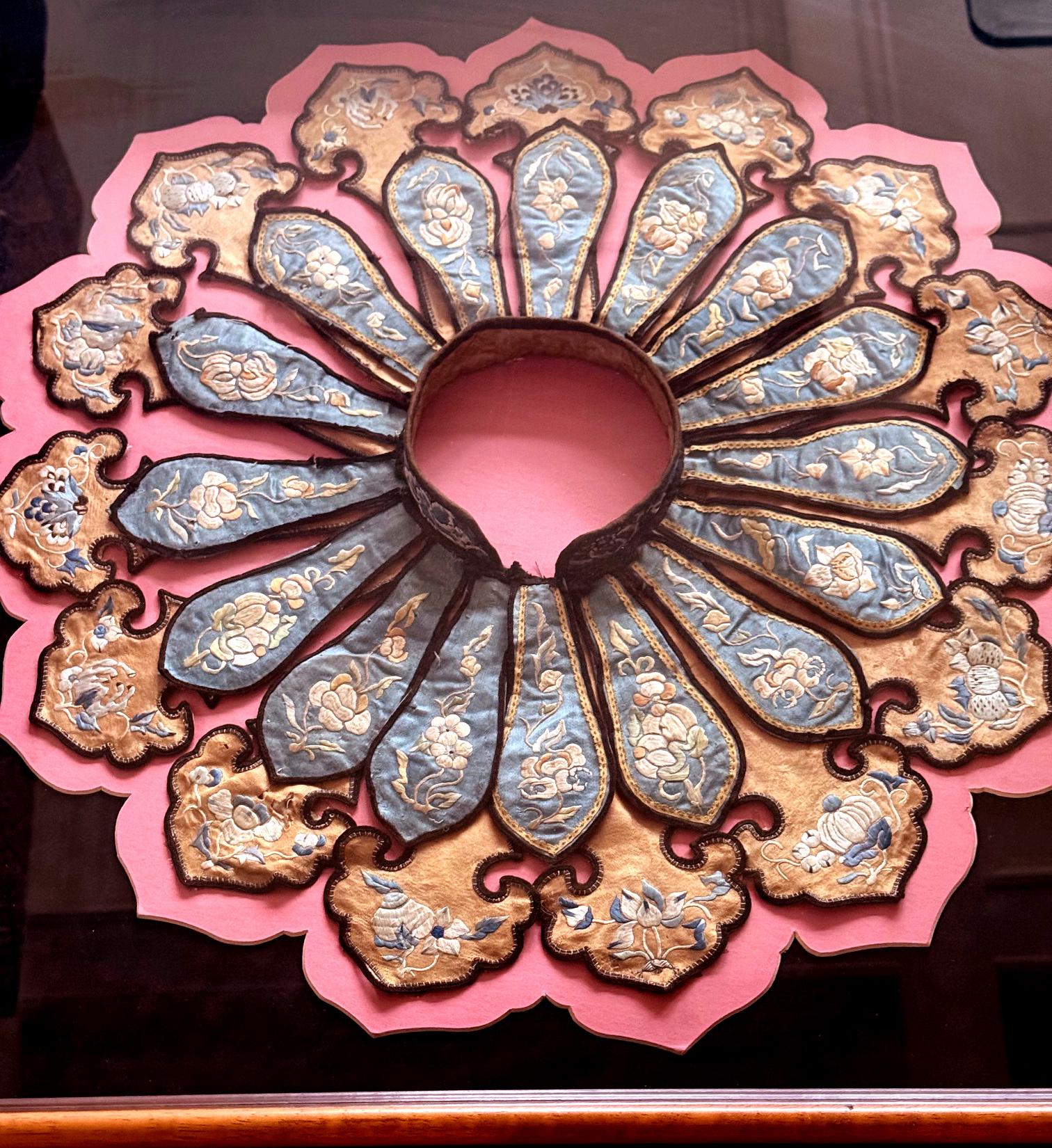 Gerahmte antike chinesische gestickte Seide Kragen Qing-Dynastie Textile Kunst (Chinesisch) im Angebot