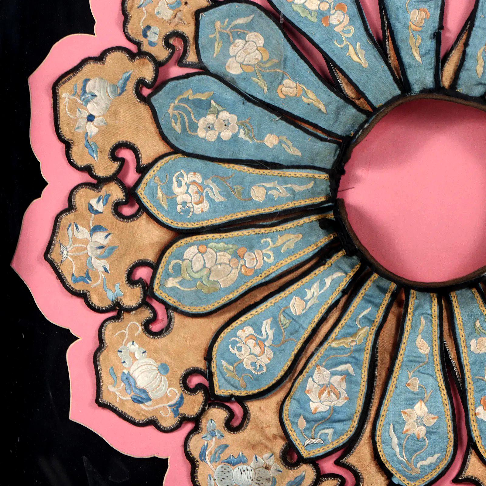 Gerahmte antike chinesische gestickte Seide Kragen Qing-Dynastie Textile Kunst (Bestickt) im Angebot