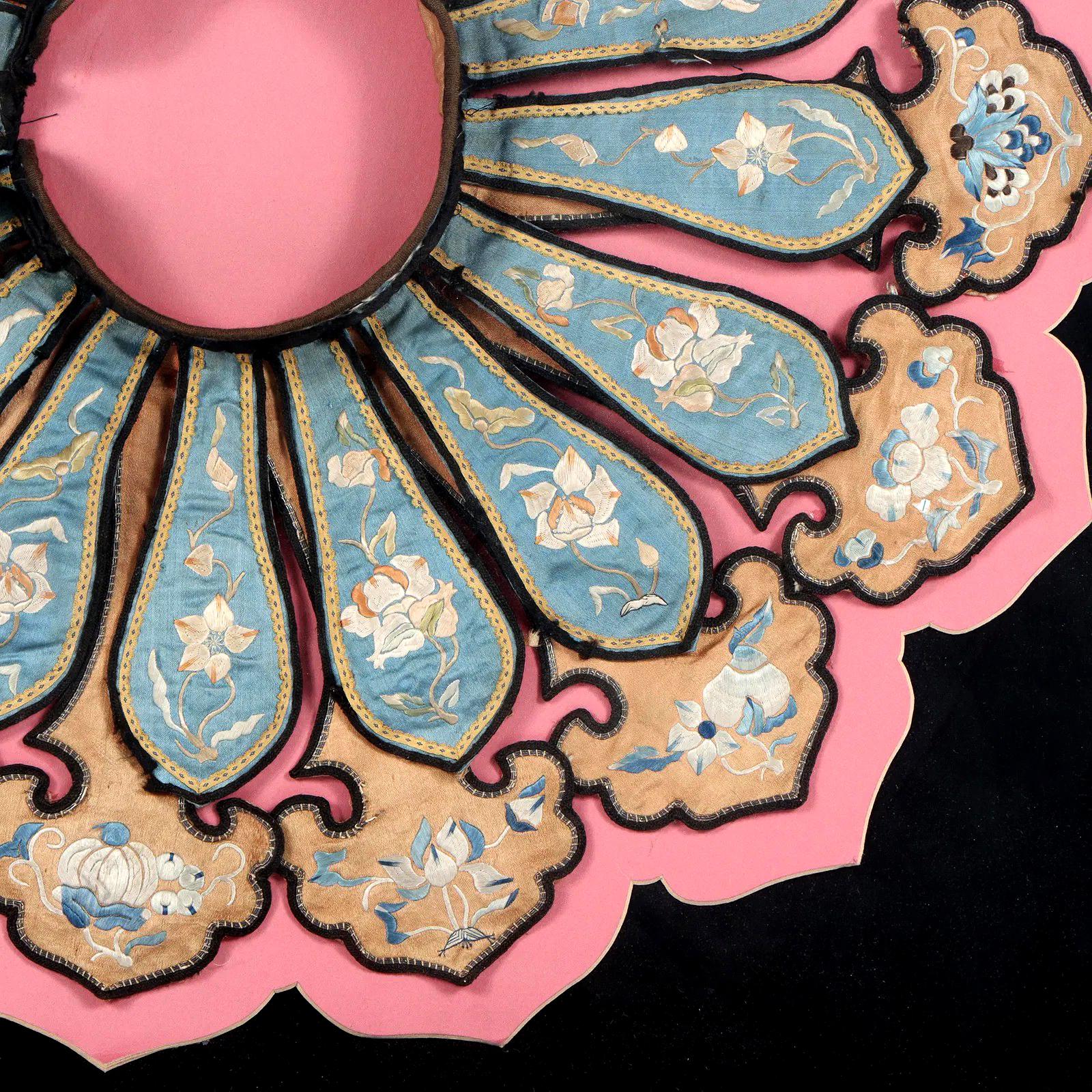 Gerahmte antike chinesische gestickte Seide Kragen Qing-Dynastie Textile Kunst im Zustand „Gut“ im Angebot in Atlanta, GA