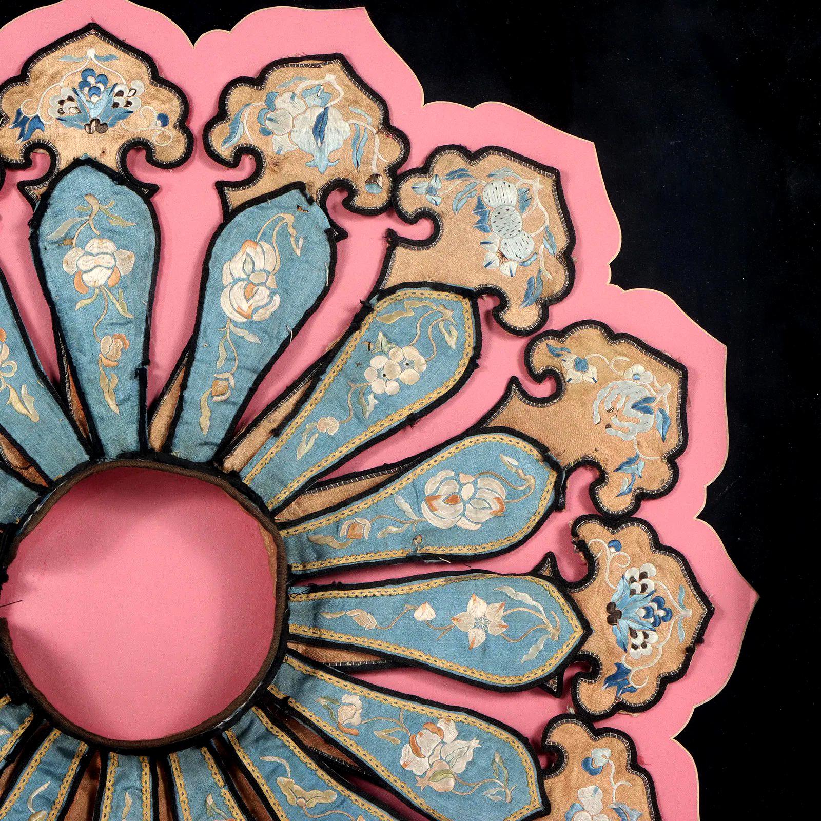 Gerahmte antike chinesische gestickte Seide Kragen Qing-Dynastie Textile Kunst (19. Jahrhundert) im Angebot