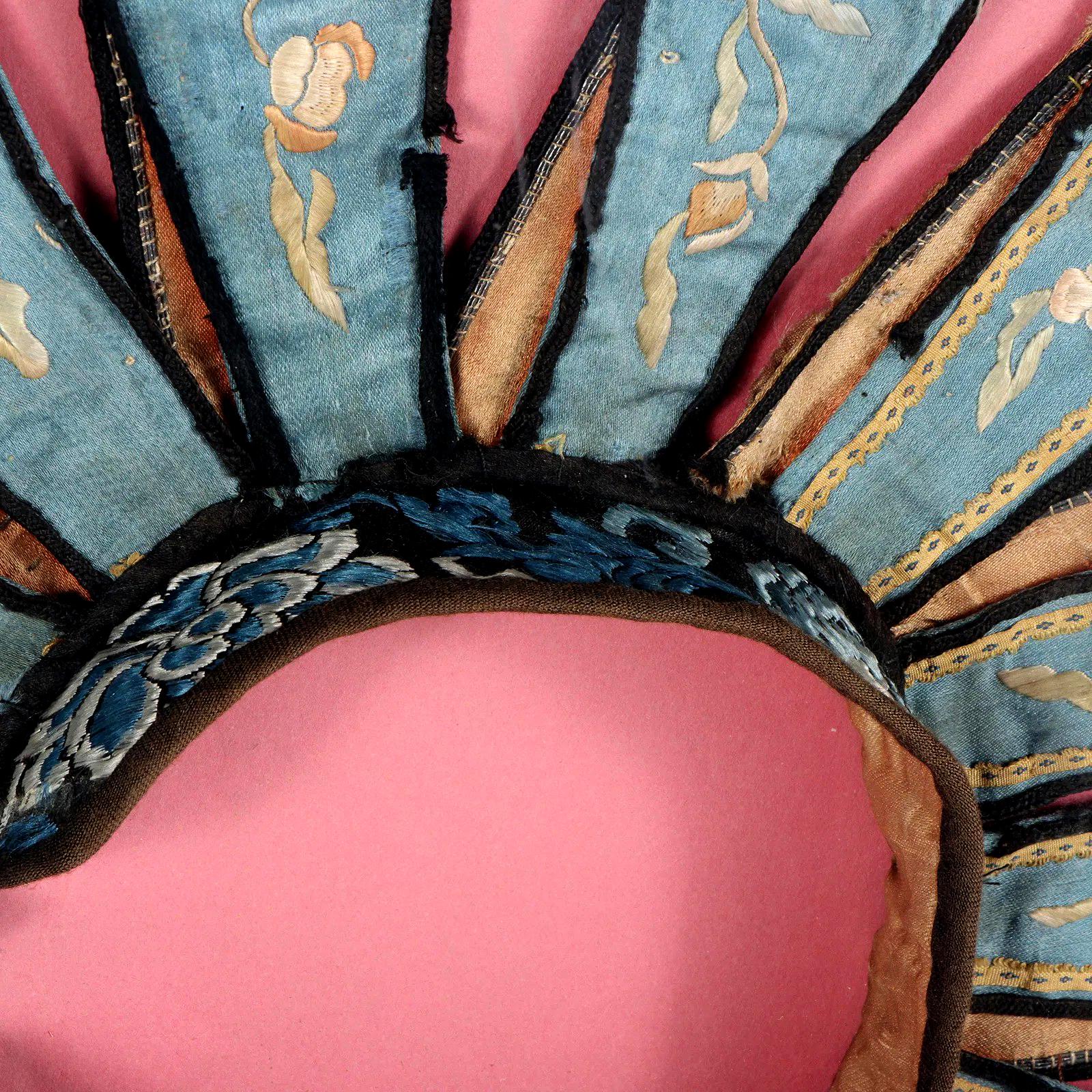 Gerahmte antike chinesische gestickte Seide Kragen Qing-Dynastie Textile Kunst im Angebot 2