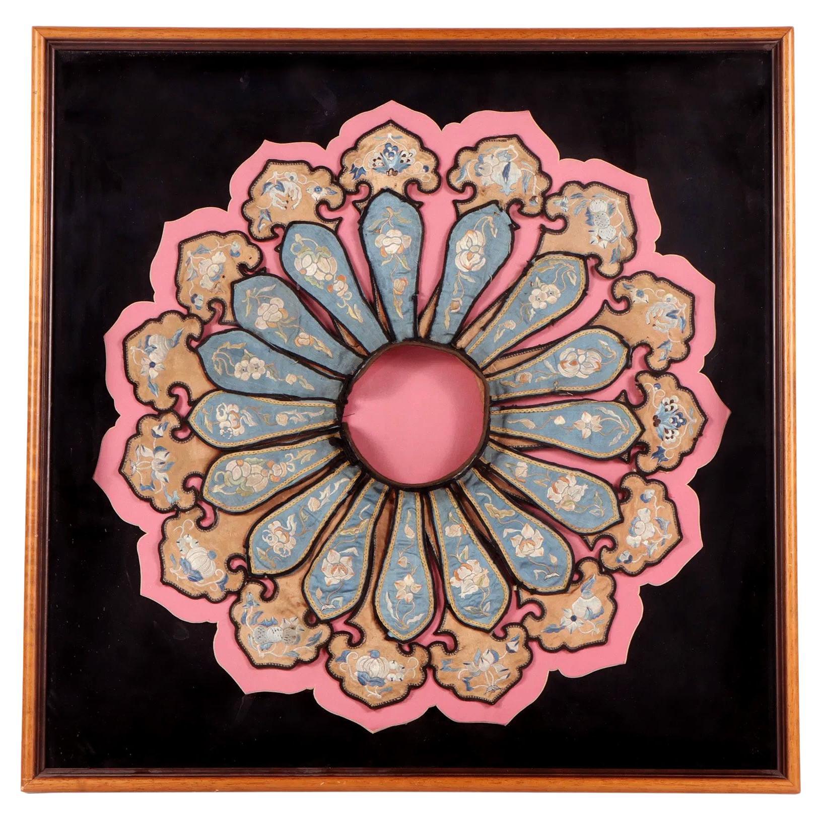 Collier de soie brodée chinoise antique encadré Art textile de la dynastie Qing