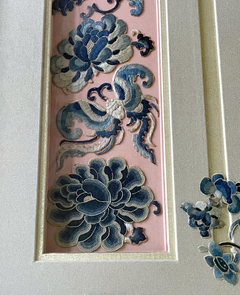 Ein antikes chinesisches Stickereipaneel, ursprünglich das Ärmelband eines Gewandes aus der Qing-Dynastie, ca. 19. Schön präsentiert als Textilkunst mit kreativer und sorgfältiger Passepartoutgestaltung und Rahmung. Ursprünglich aus der Norton's