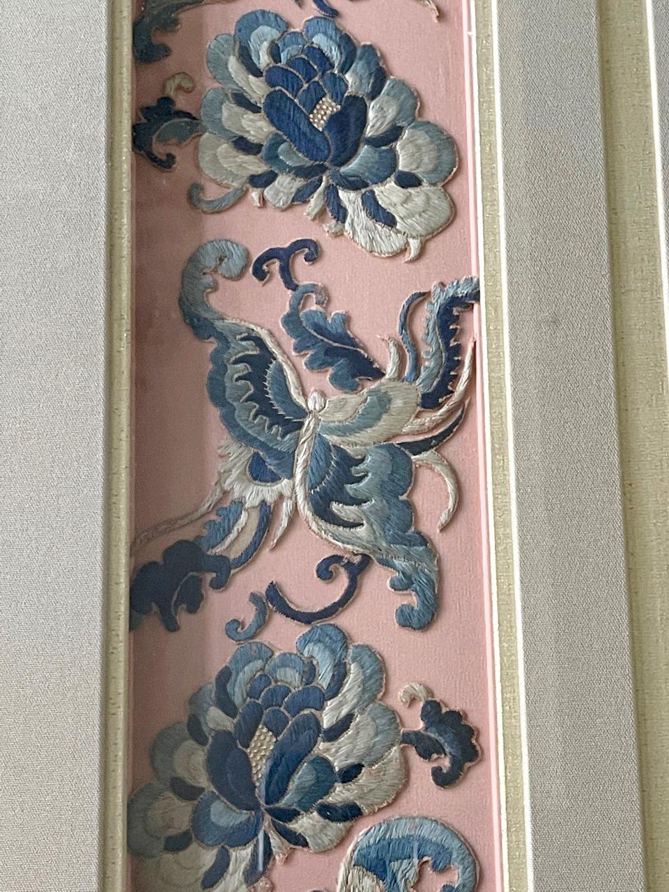 Gerahmte antike chinesische Stickereitafel aus der Qing-Dynastie Provenienz (Chinesischer Export) im Angebot