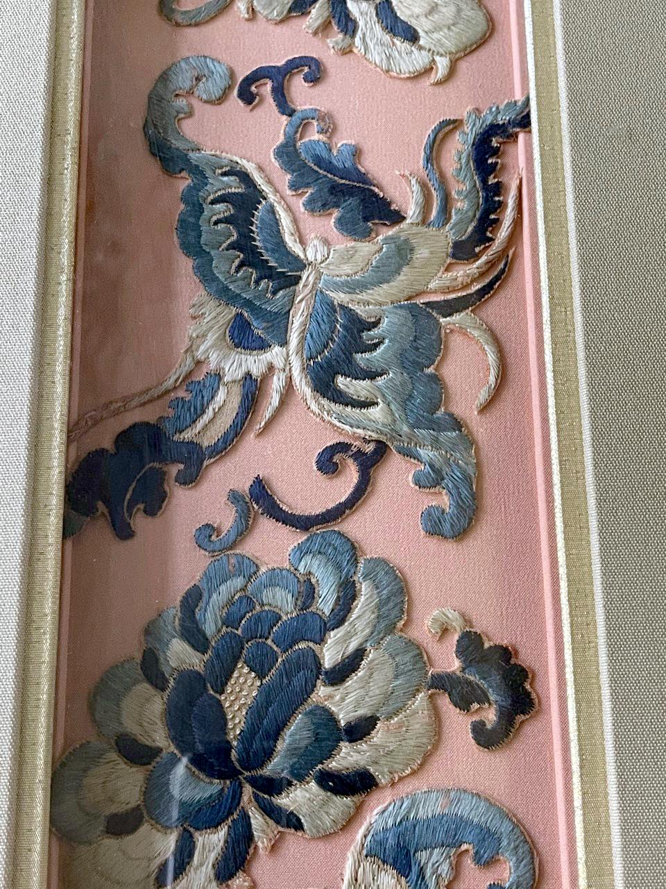 Gerahmte antike chinesische Stickereitafel aus der Qing-Dynastie Provenienz im Zustand „Gut“ im Angebot in Atlanta, GA
