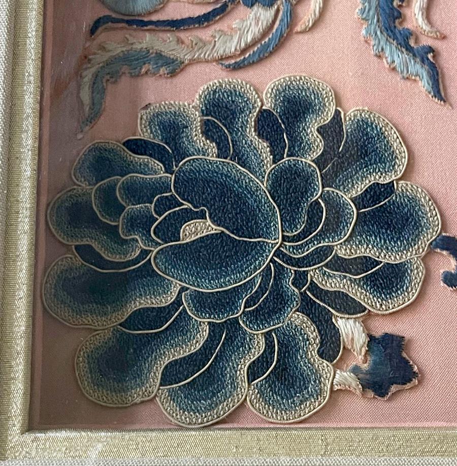 Gerahmte antike chinesische Stickereitafel aus der Qing-Dynastie Provenienz (19. Jahrhundert) im Angebot