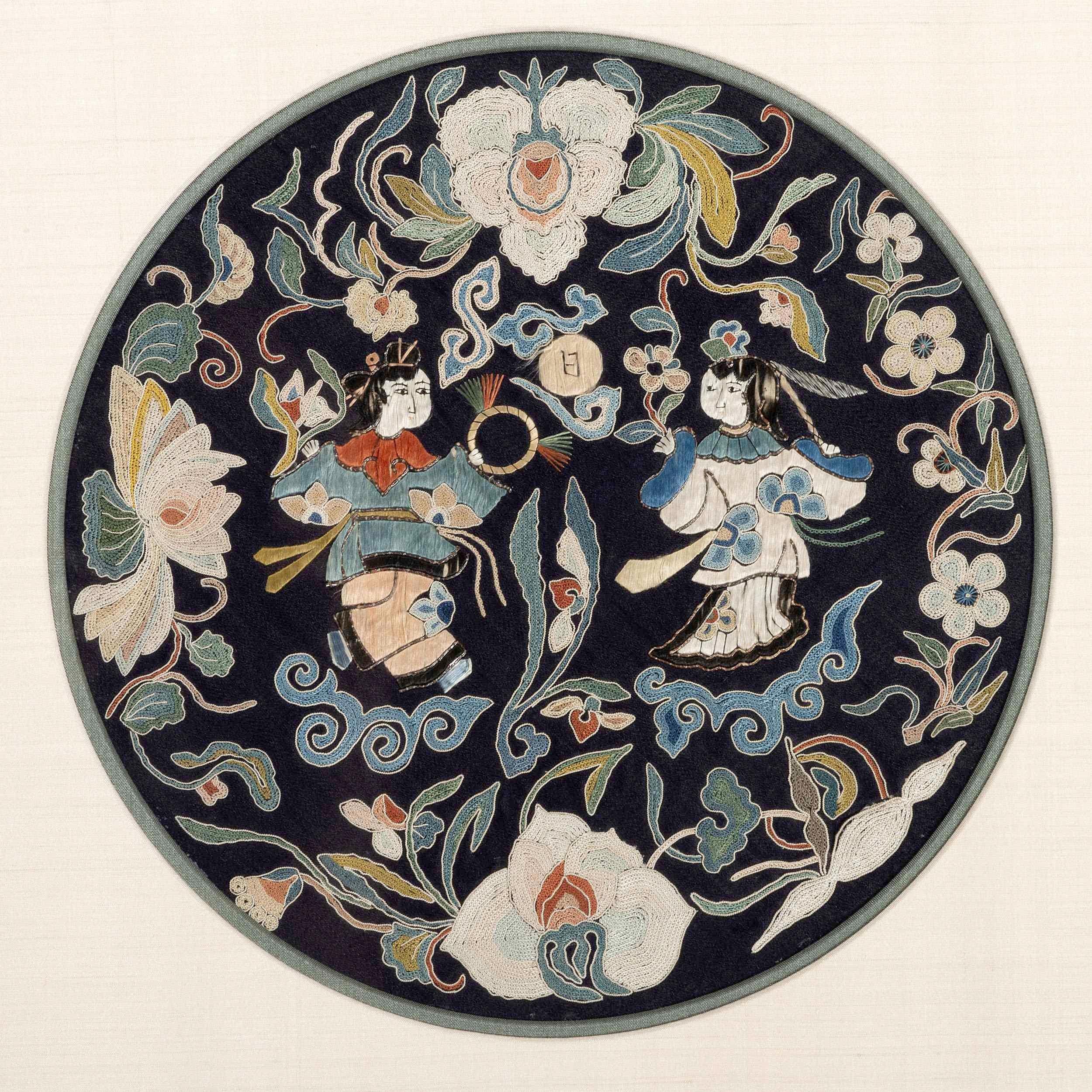 Eine antike chinesische Stickerei, die in einem Rahmen in Museumsqualität präsentiert wird und ursprünglich von der Galerie Du Monde in Hongkong erworben wurde. Ursprünglich handelte es sich bei dem Textil um ein Rondell, das wahrscheinlich von der