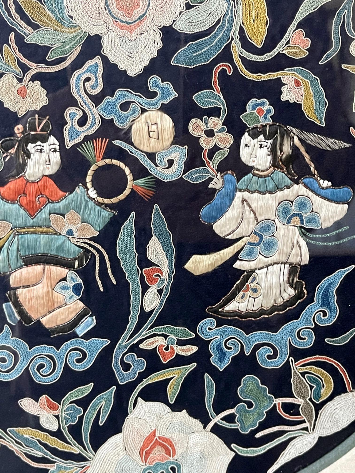 Gerahmte antike chinesische Stickerei Qing Dynastie Provenienz (Chinesisch) im Angebot