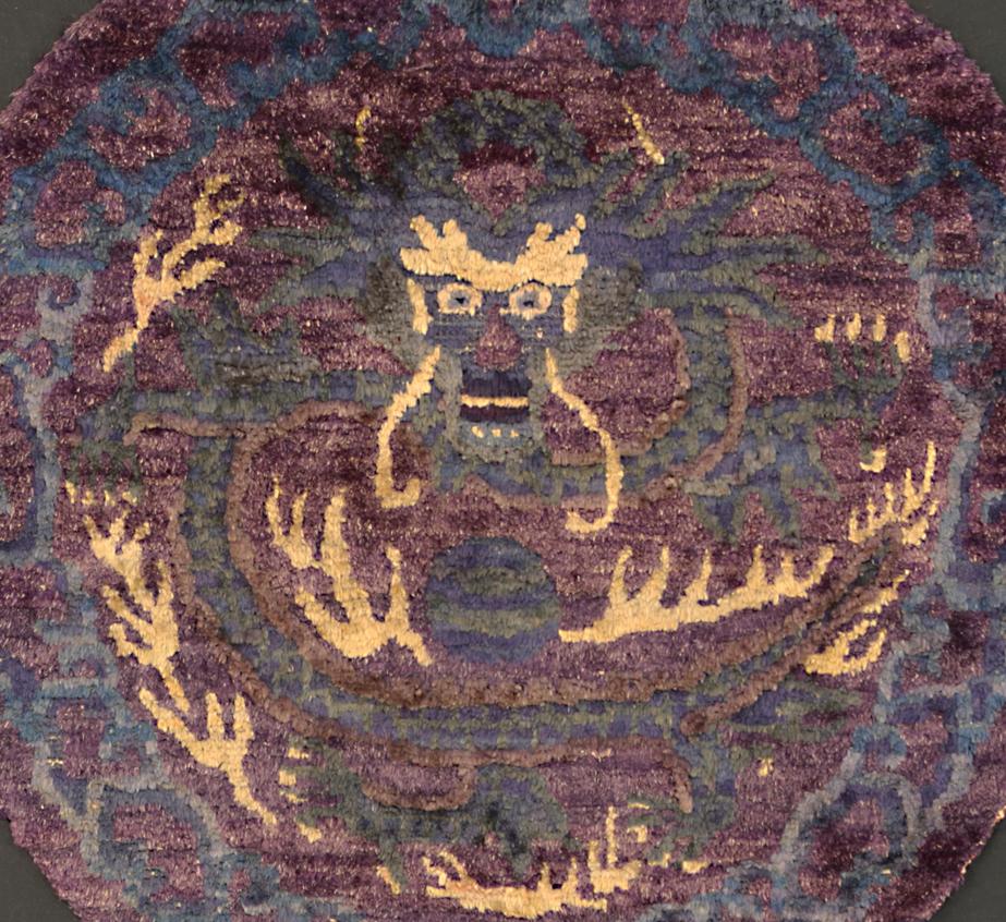 Framed Antique Chinese Peking Dragon Design Purple Silk Rug, 19th Century In Good Condition For Sale In Ferrara, IT