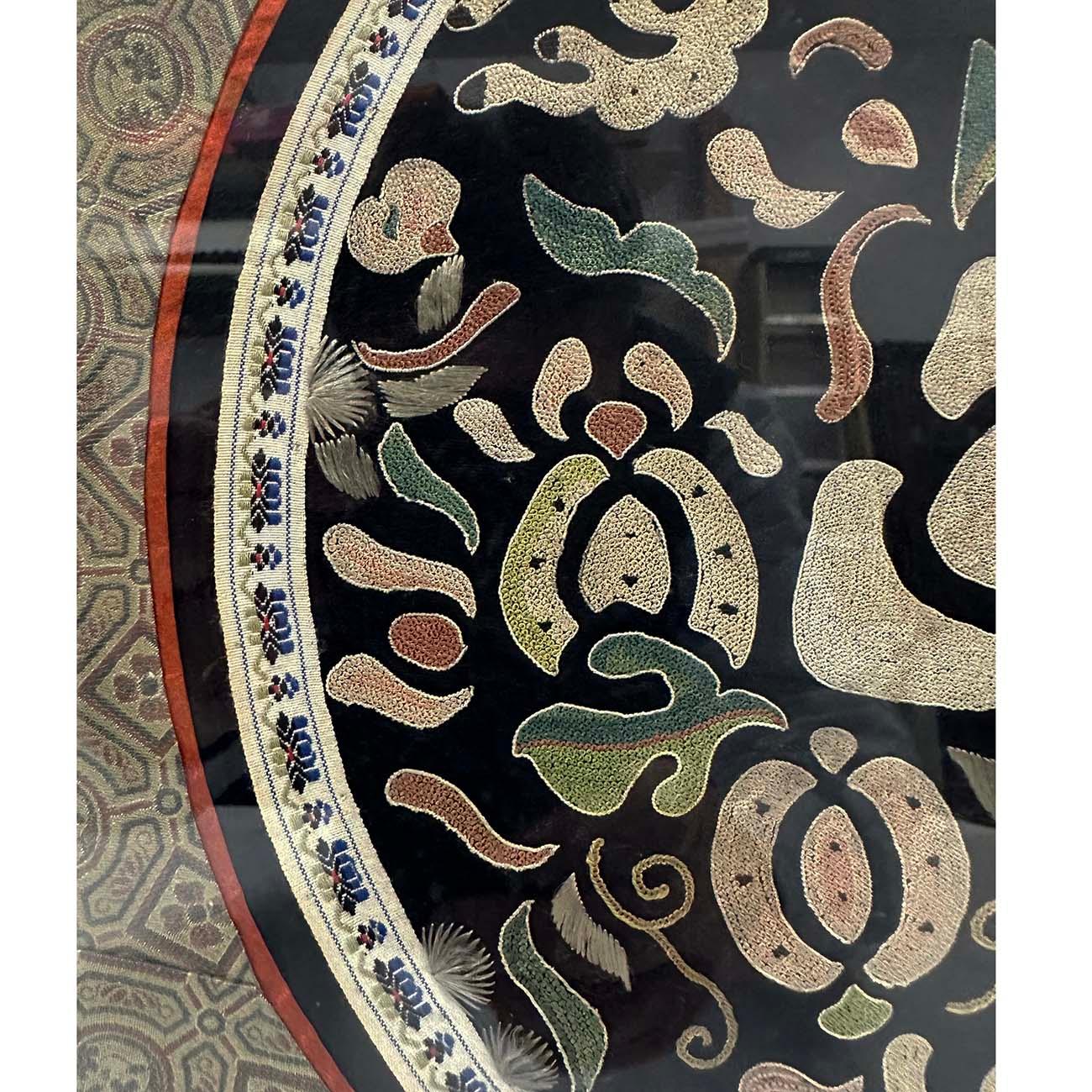 20th Century Framed Antique Chinese Qing Dynasty Embroidery 24LP110 For Sale